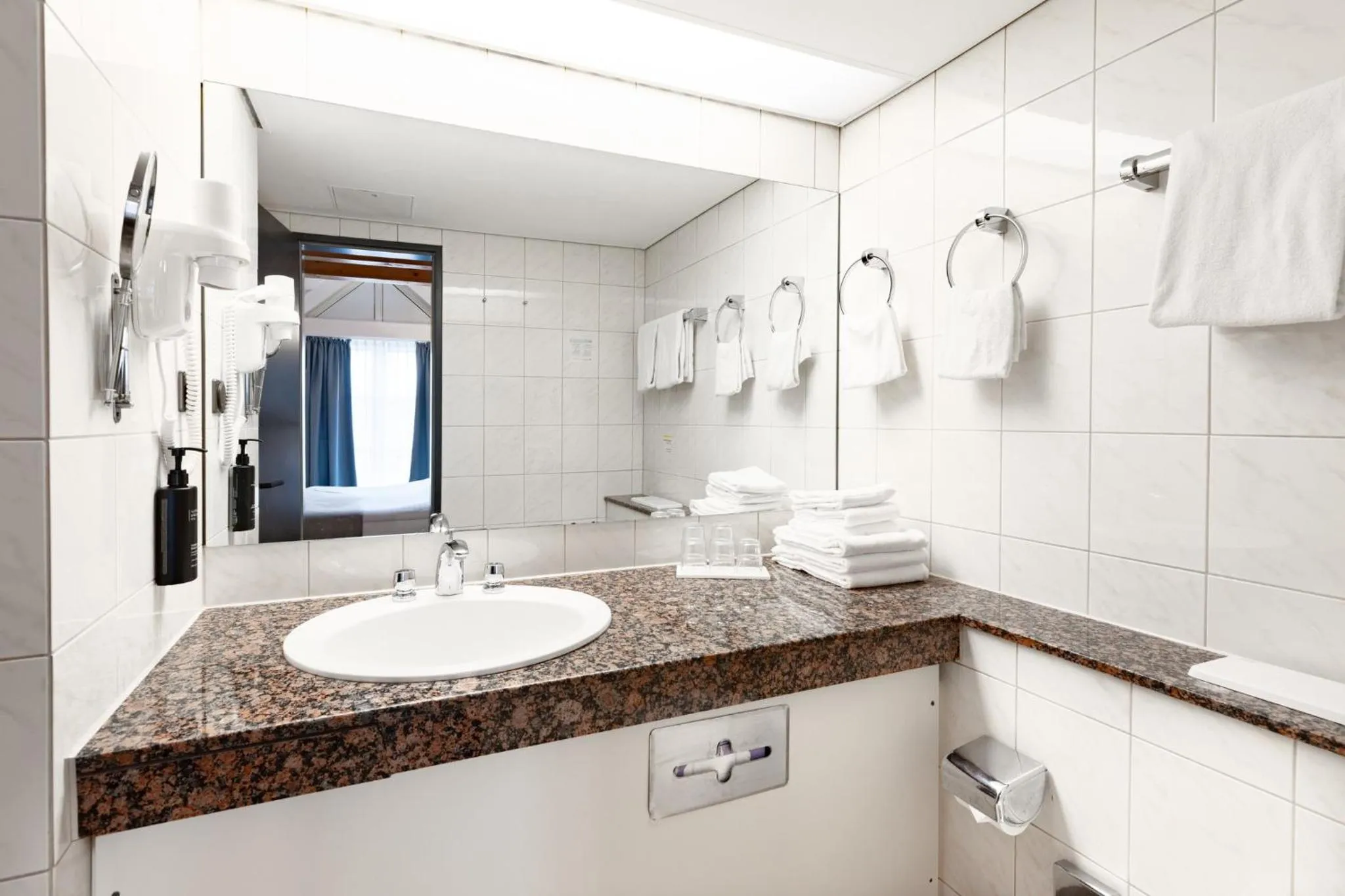 Bathroom in Garner Hotel Dusseldorf - Main Station by IHG