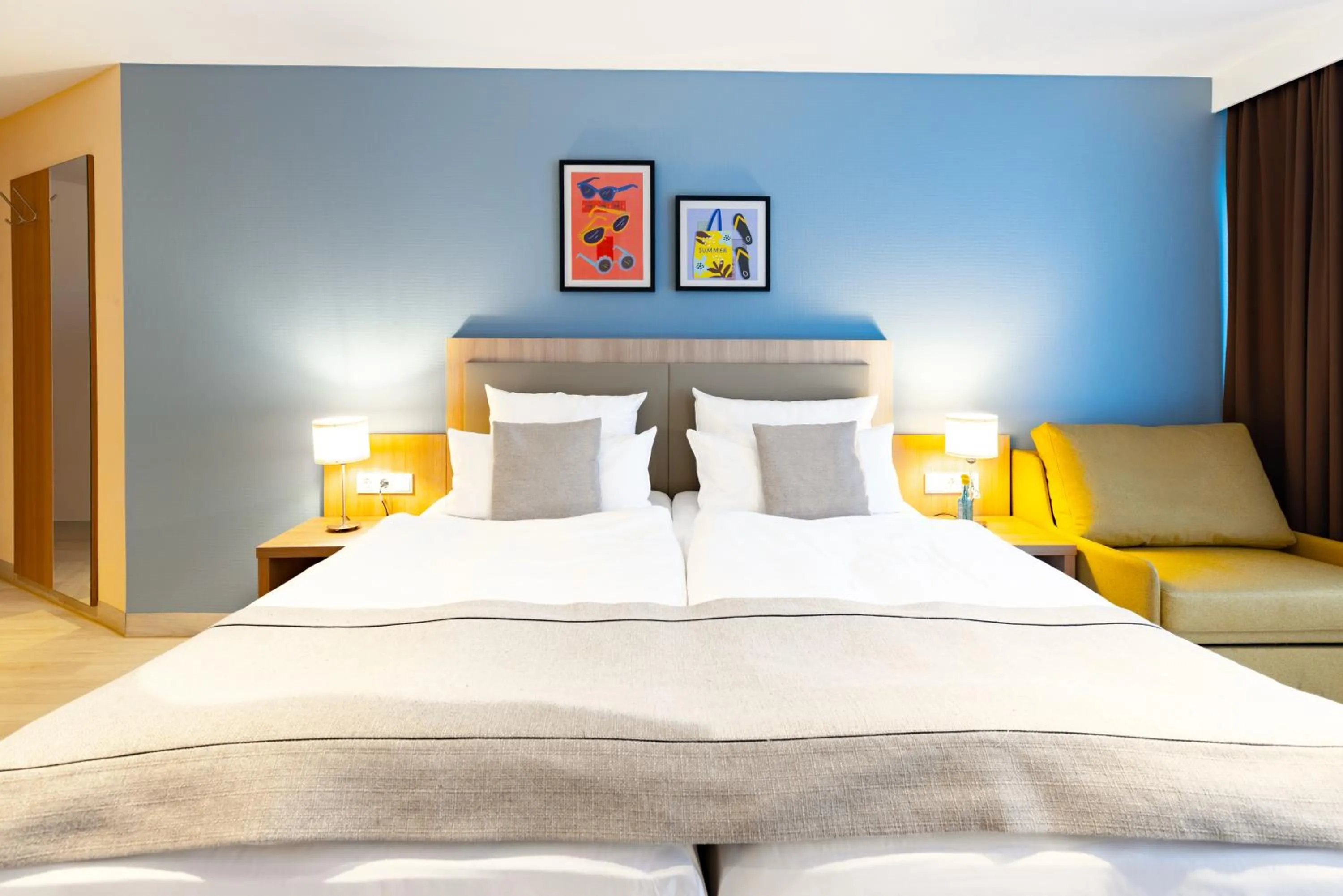 Bed in Garner Hotel Dusseldorf - Main Station by IHG