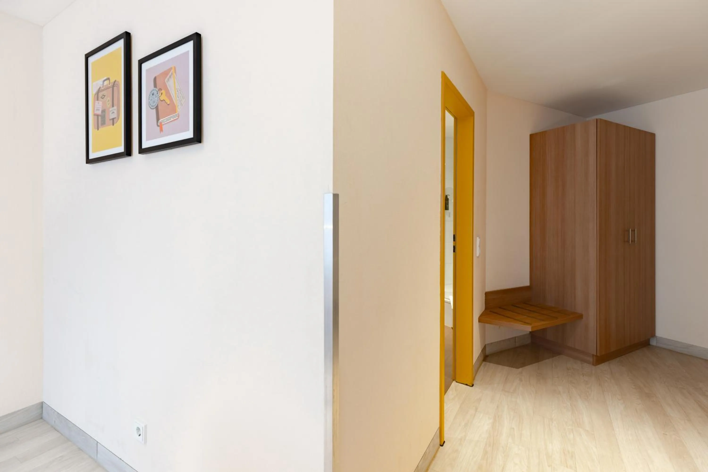 wardrobe in Garner Hotel Dusseldorf - Main Station by IHG