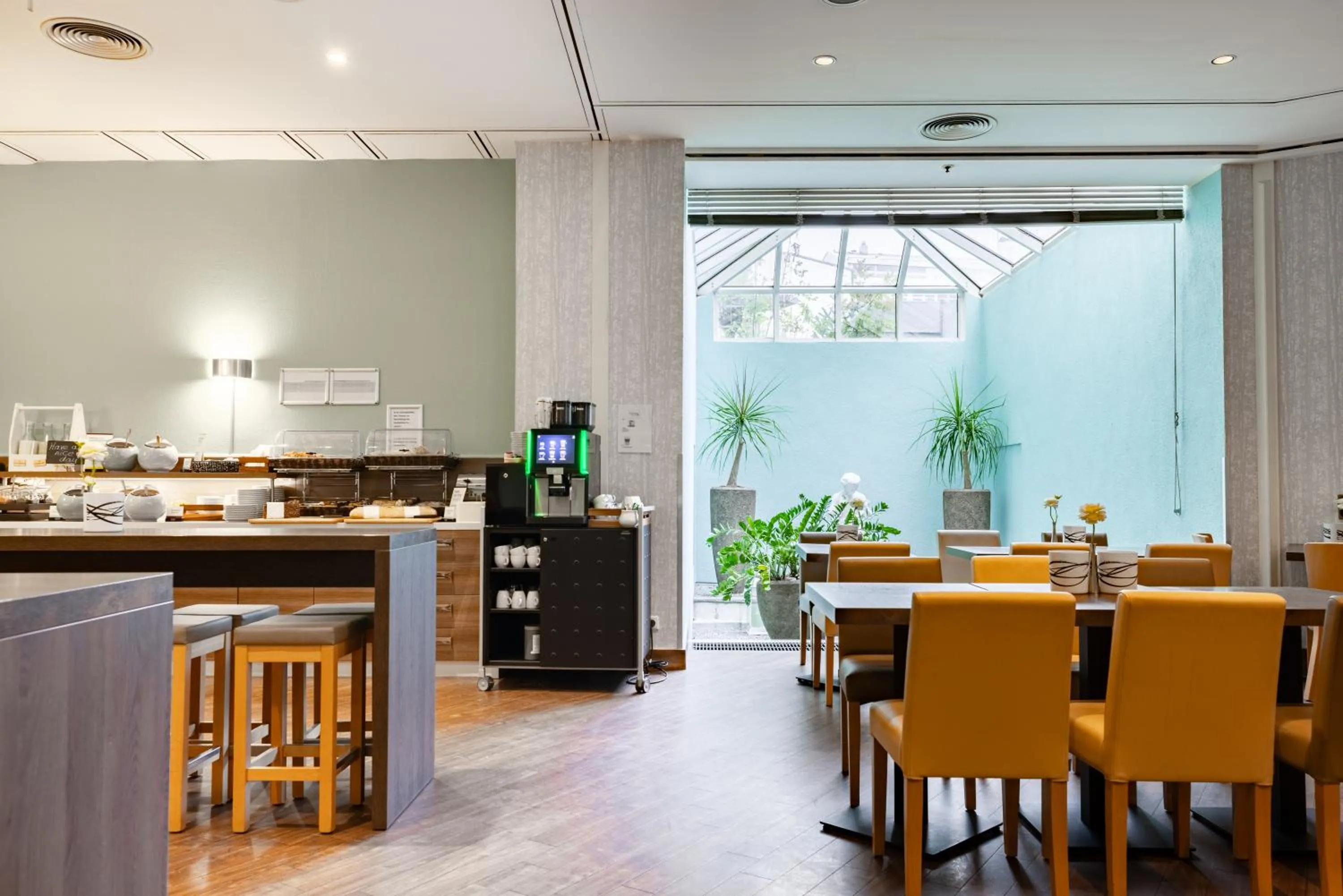 Restaurant/places to eat in Garner Hotel Dusseldorf - Main Station by IHG