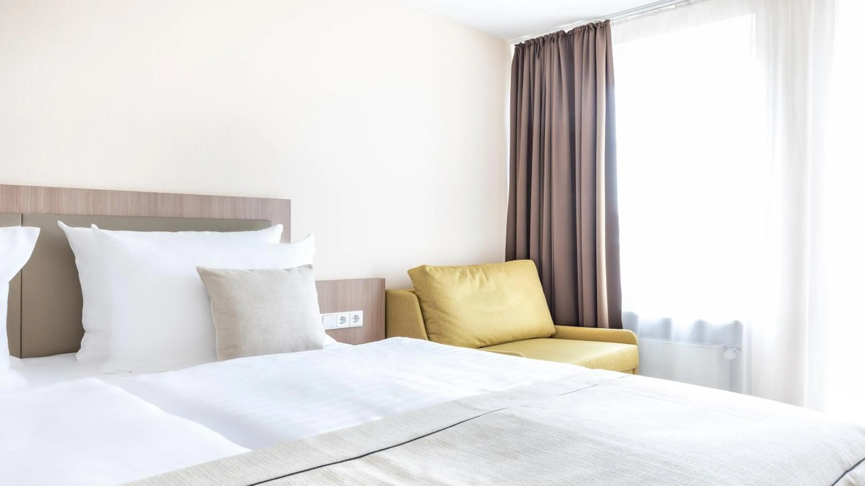 Photo of the whole room, Bed in Garner Hotel Dusseldorf - Main Station by IHG