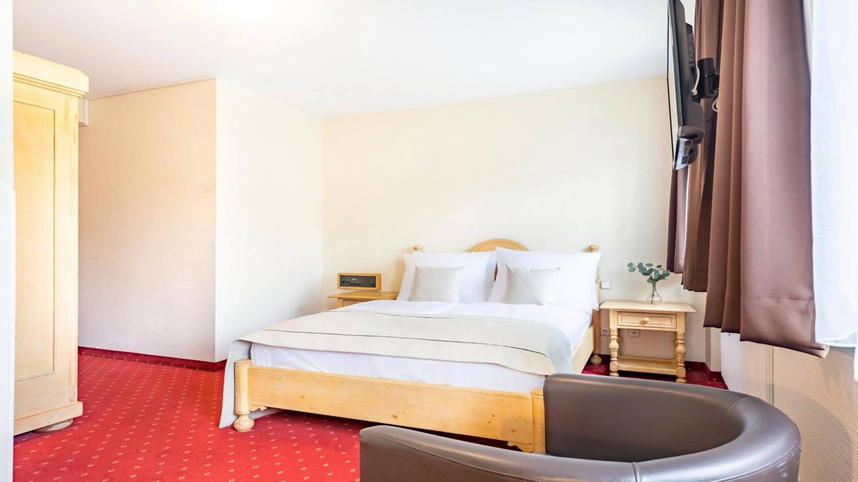 Photo of the whole room, Bed in Garner Hotel Dusseldorf - Main Station by IHG