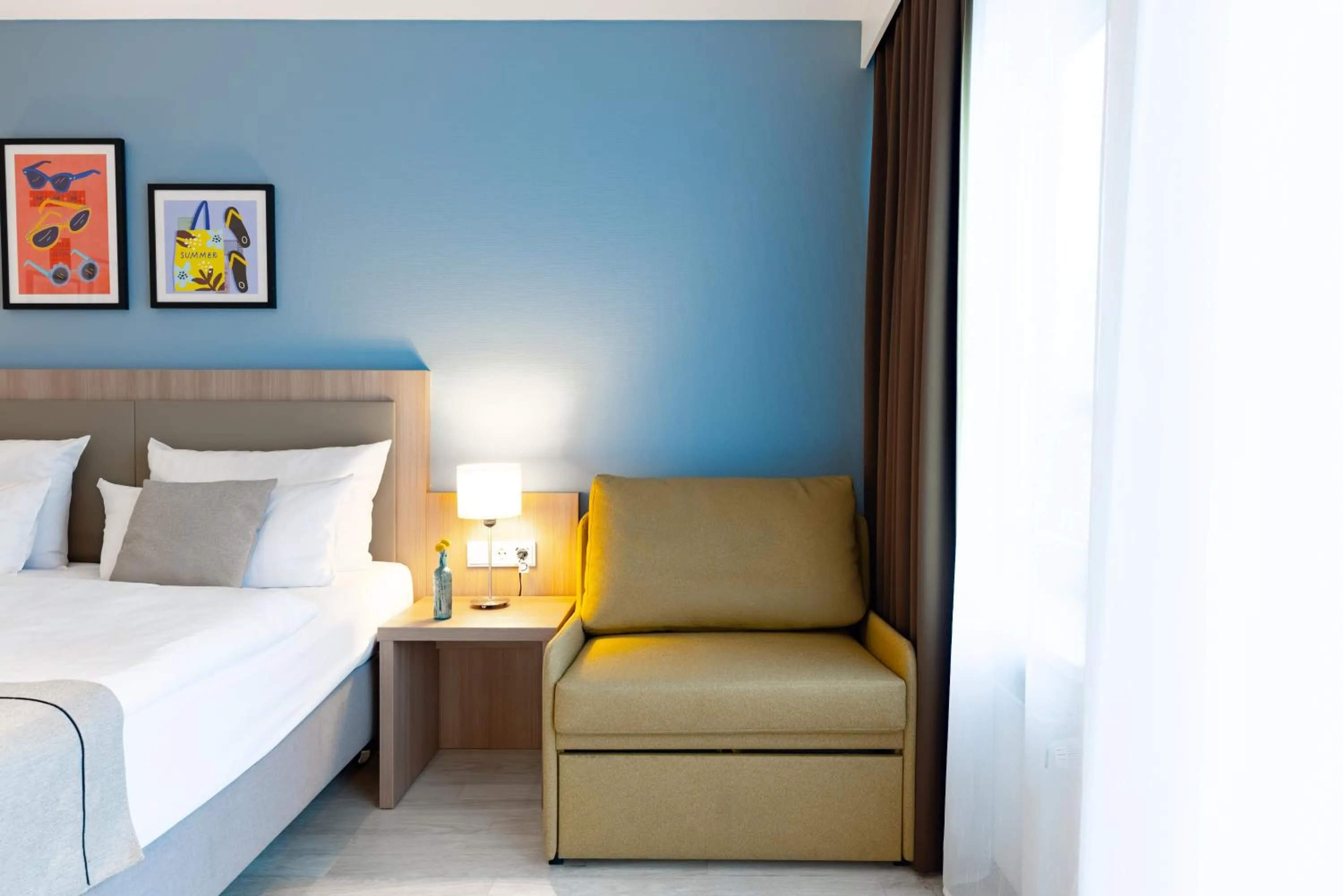 Seating area, Bed in Garner Hotel Dusseldorf - Main Station by IHG