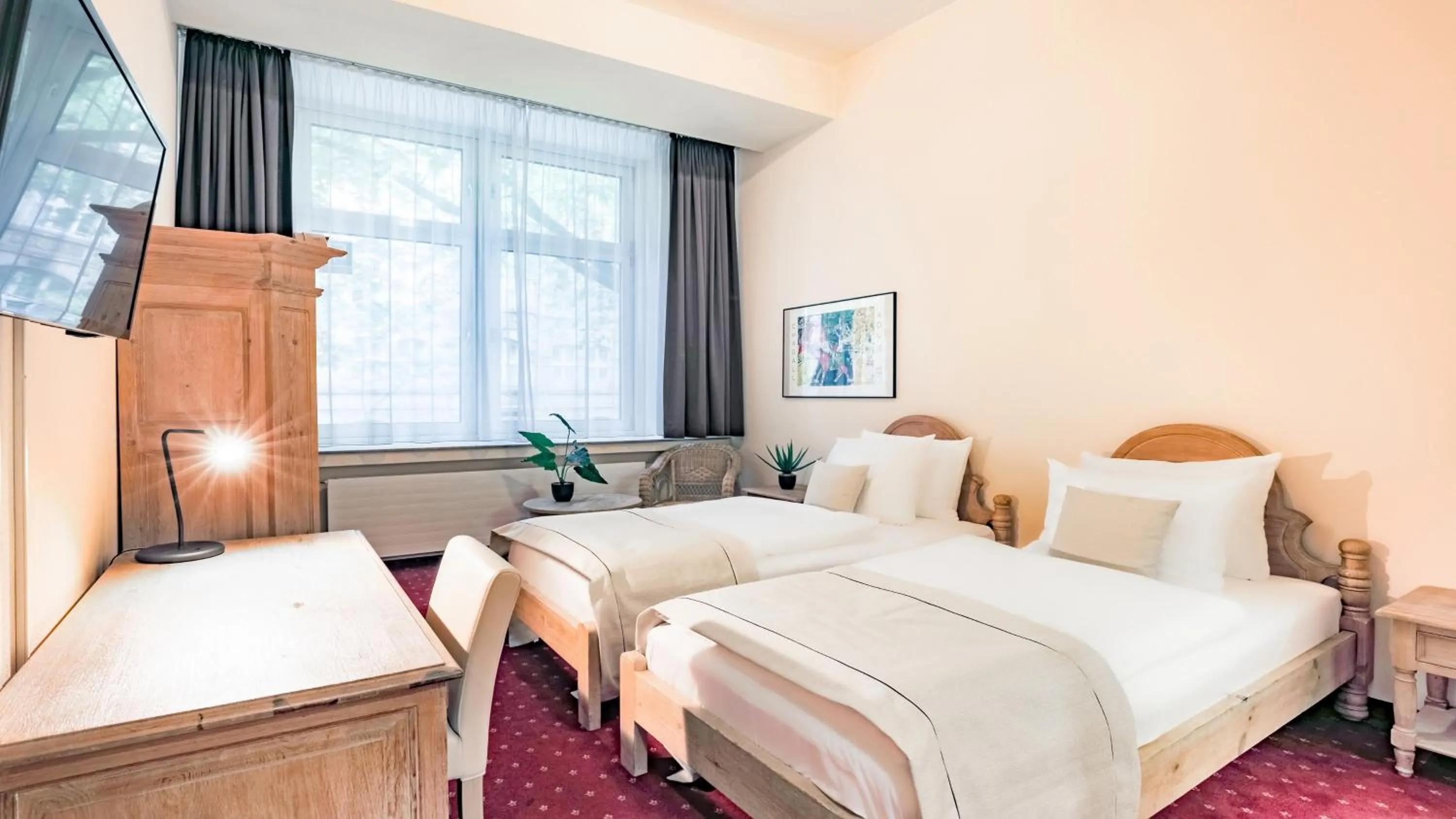 Photo of the whole room, Bed in Garner Hotel Dusseldorf - Main Station by IHG