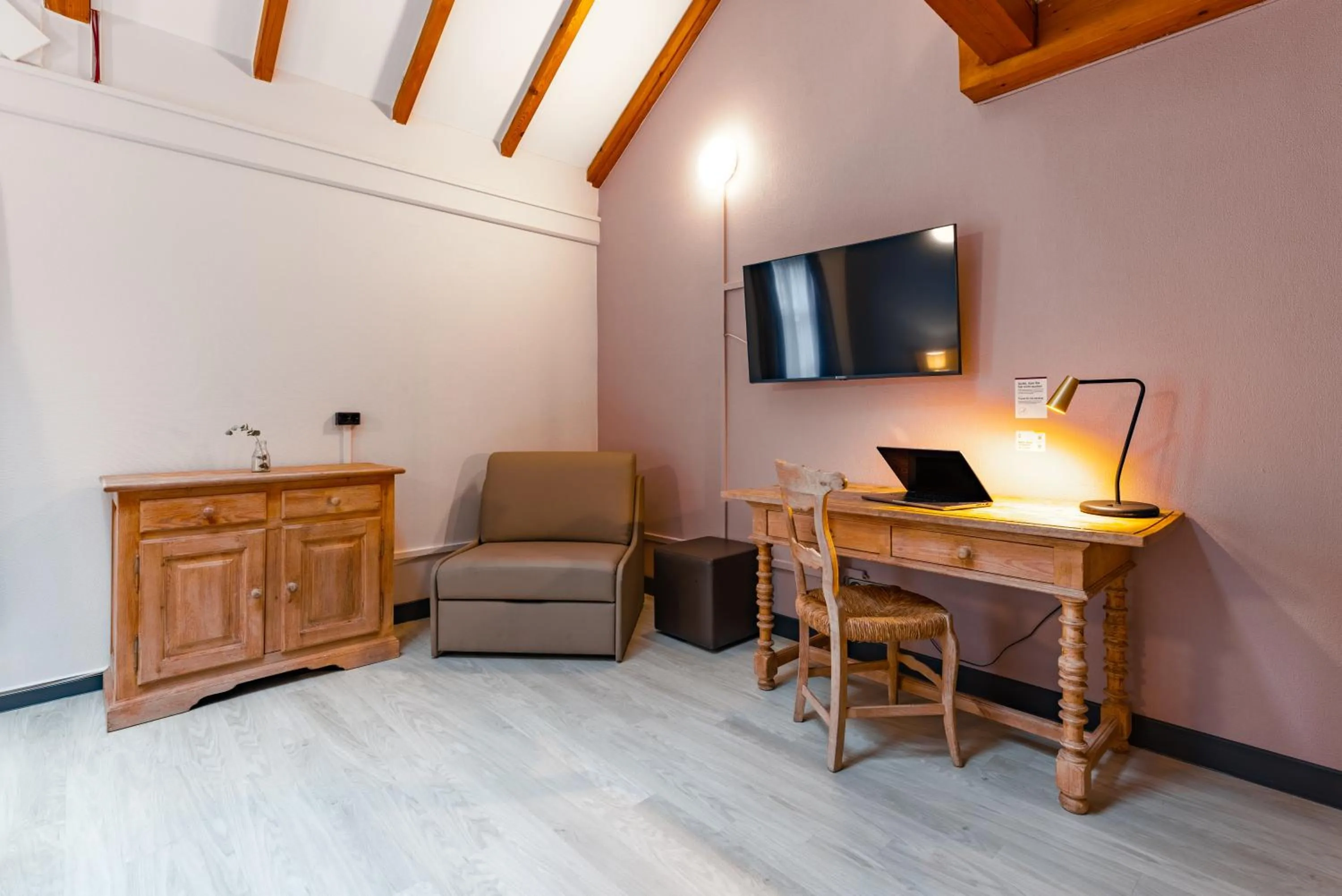 TV and multimedia in Garner Hotel Dusseldorf - Main Station by IHG