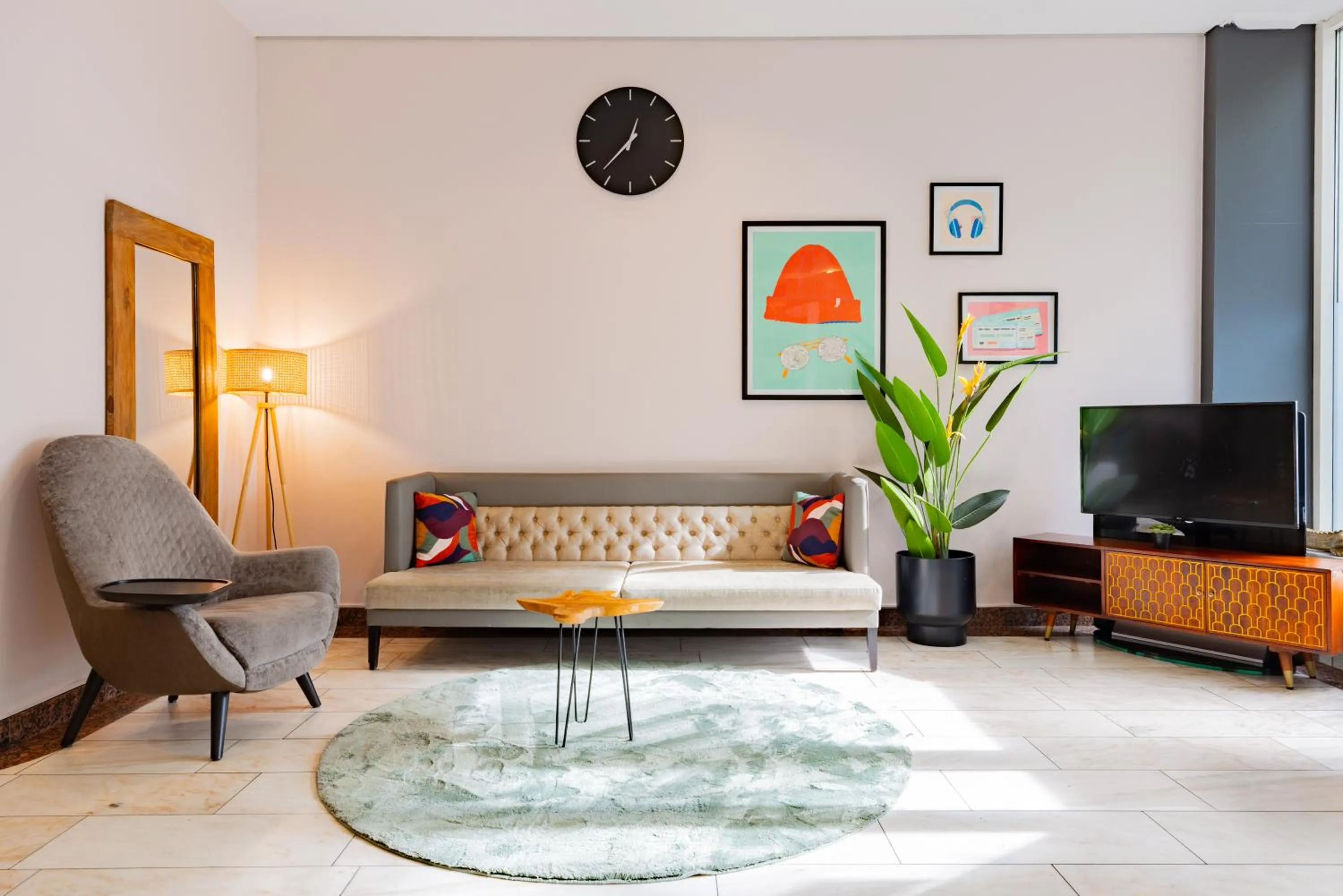 Communal lounge/ TV room in Garner Hotel Dusseldorf - Main Station by IHG