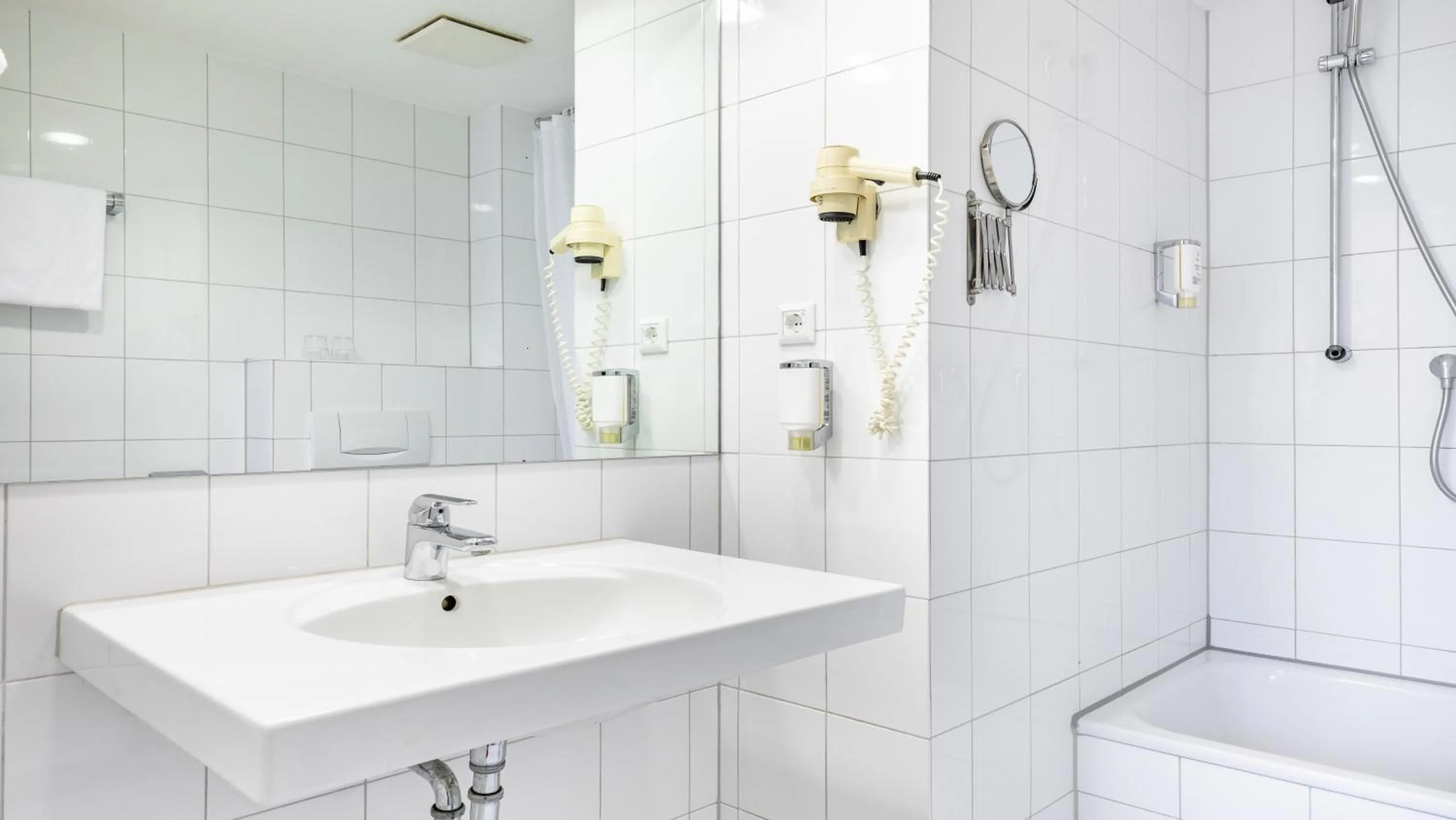 Bathroom in Garner Hotel Dusseldorf - Main Station by IHG