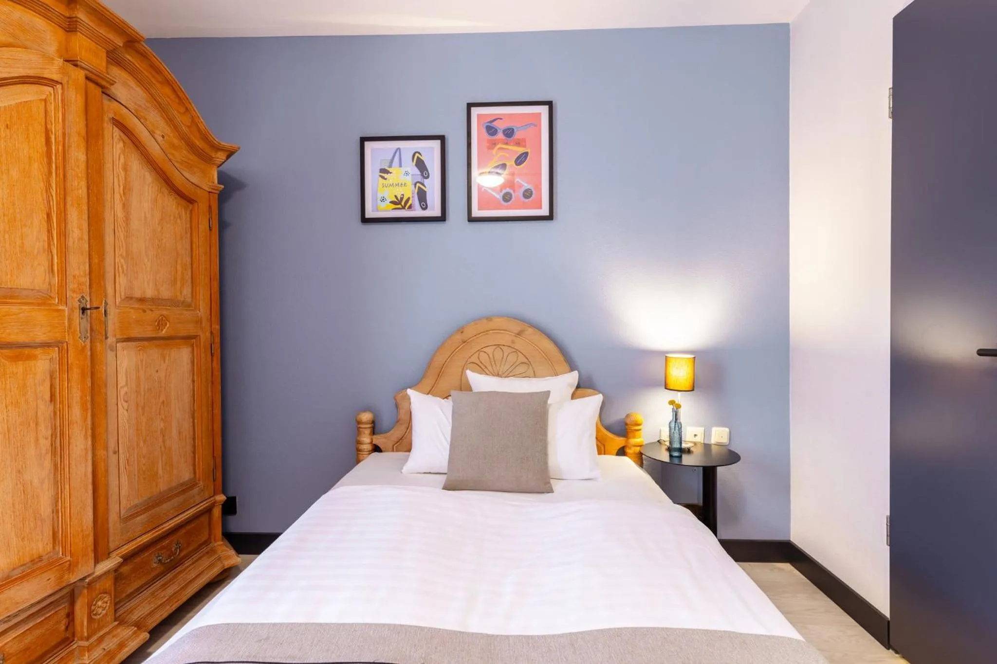 Photo of the whole room, Bed in Garner Hotel Dusseldorf - Main Station by IHG