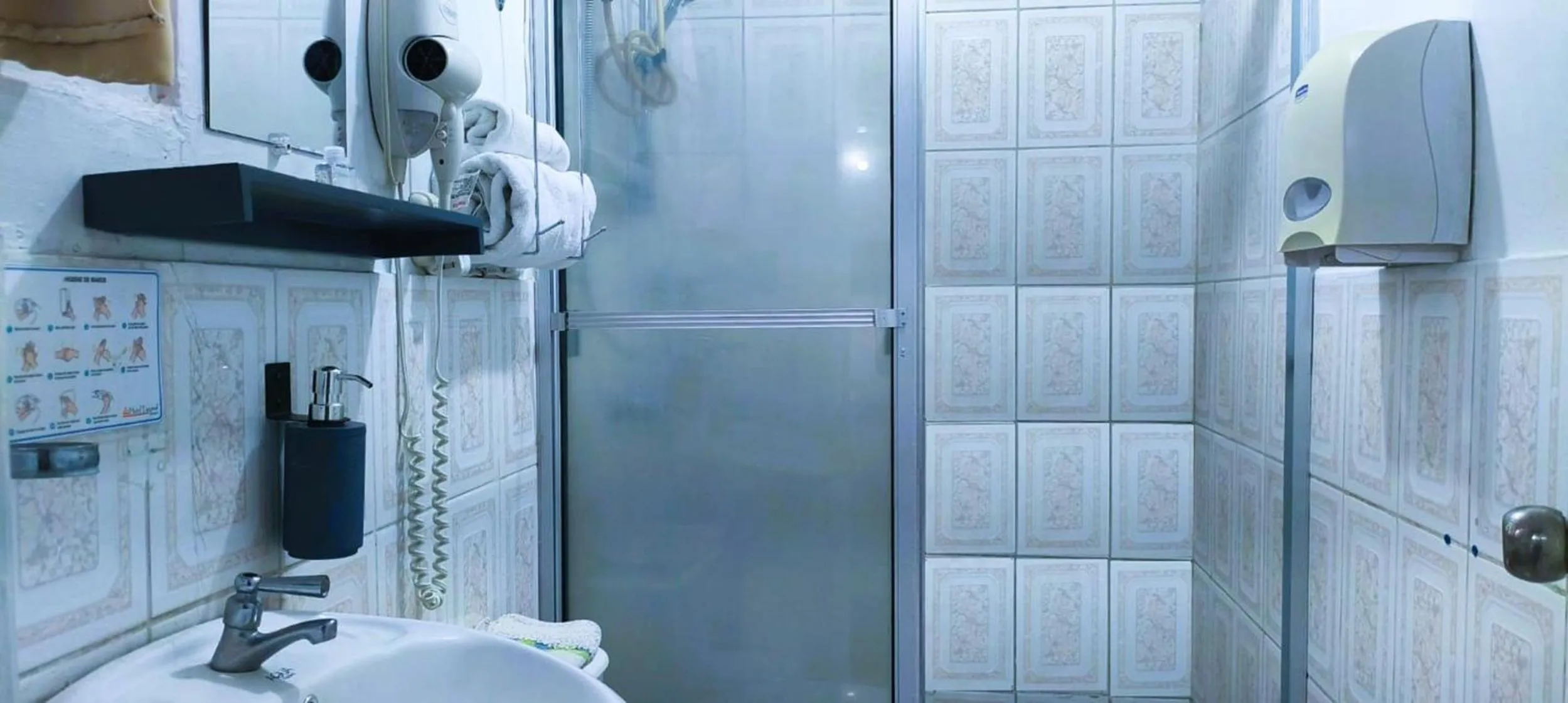 Shower in Hotel Tazumal House