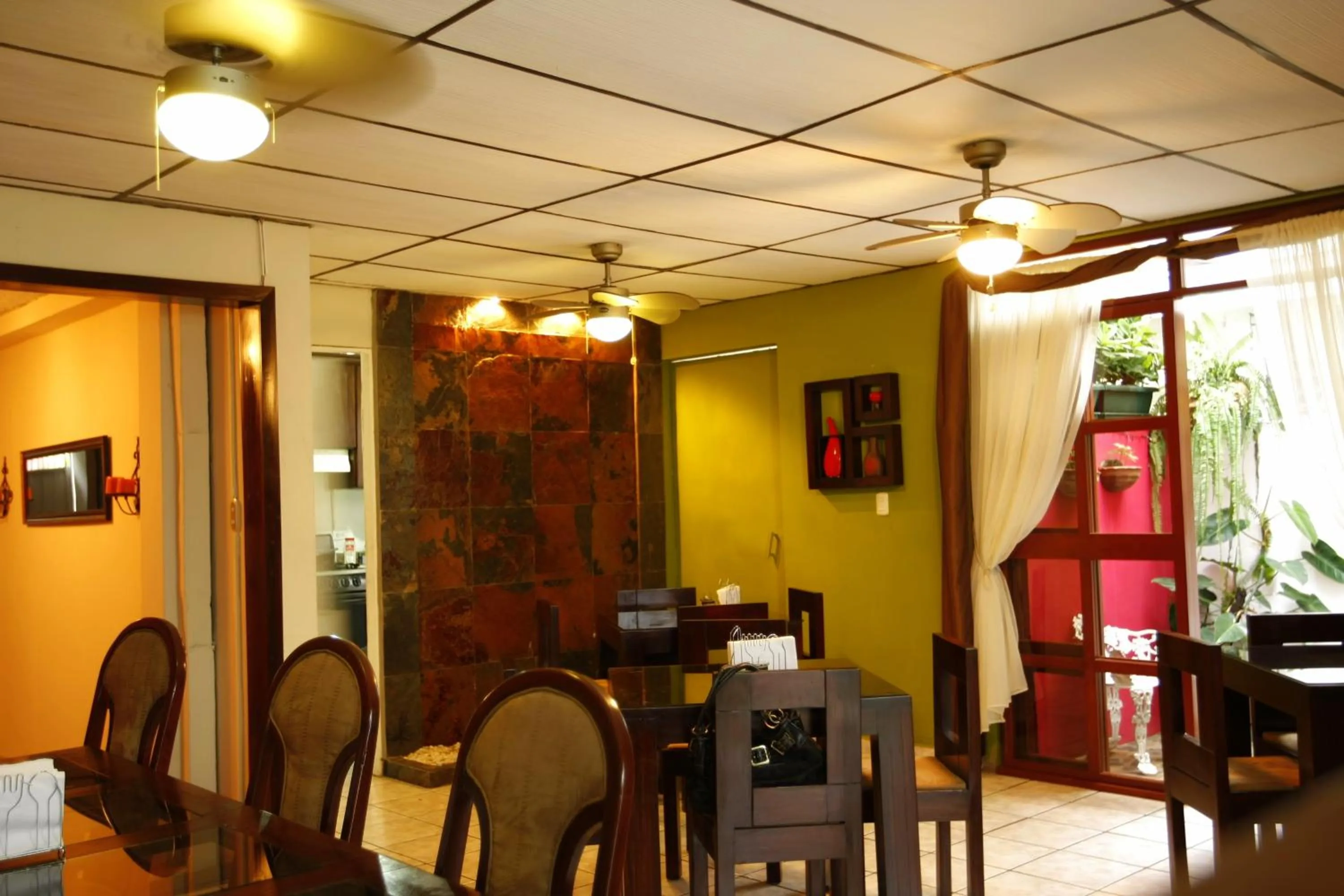 Restaurant/places to eat in Hotel Tazumal House