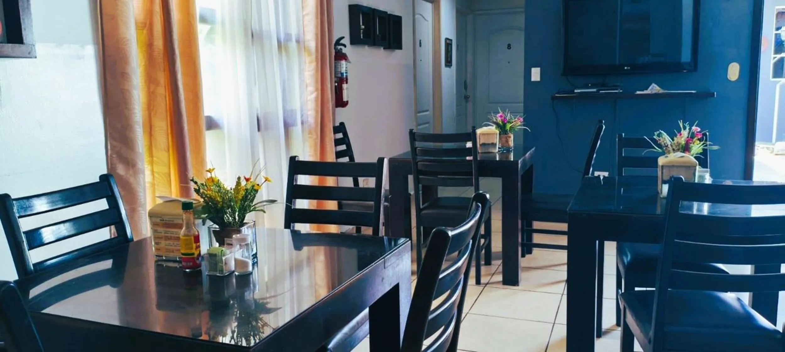 Restaurant/places to eat in Hotel Tazumal House