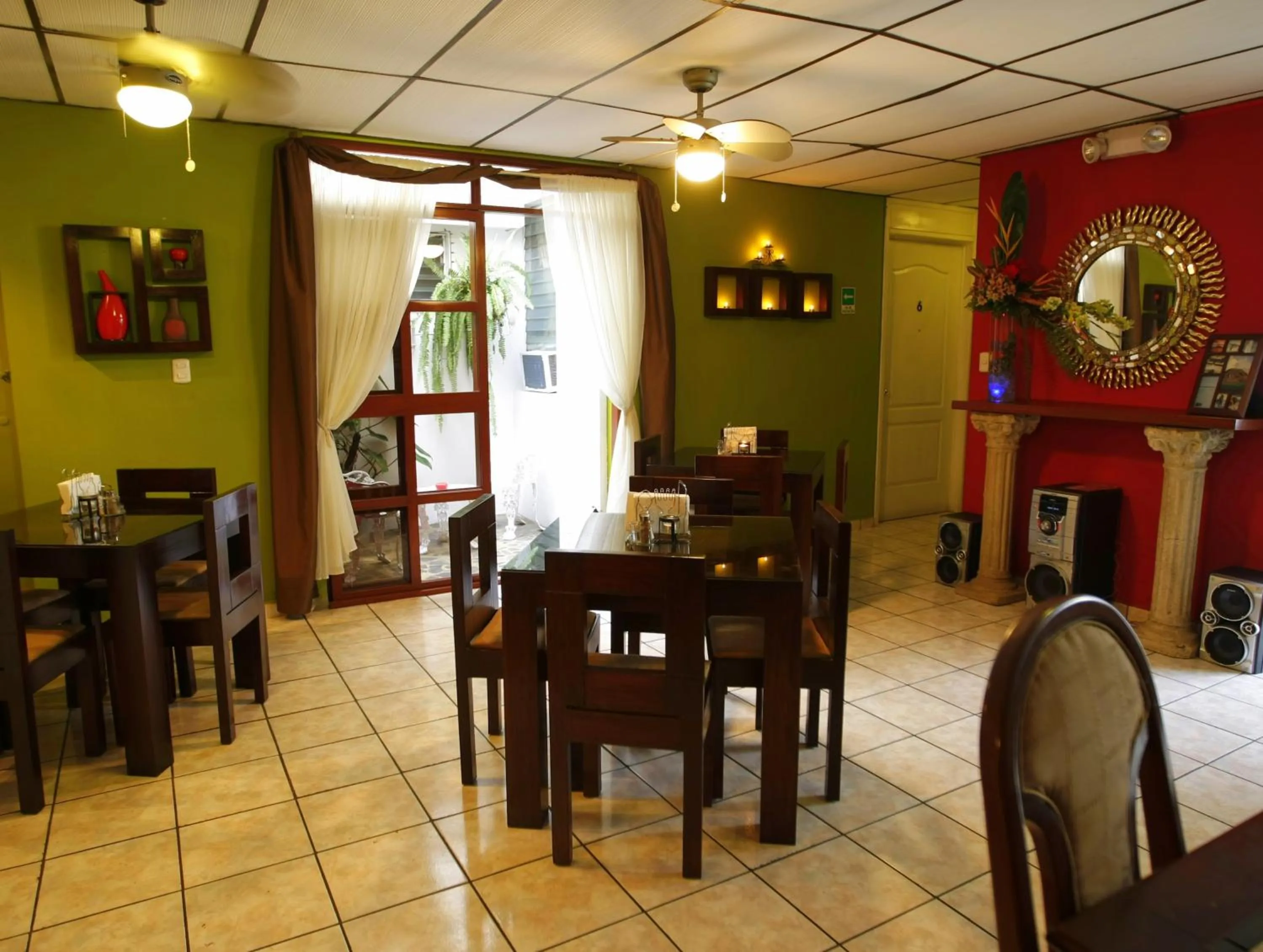 Restaurant/places to eat in Hotel Tazumal House