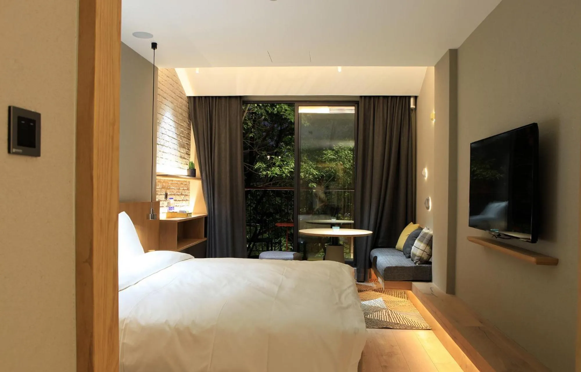 Balcony/Terrace, Bed in EBO Hotel Hangzhou Wulin - 5 mins drive to the West Lake