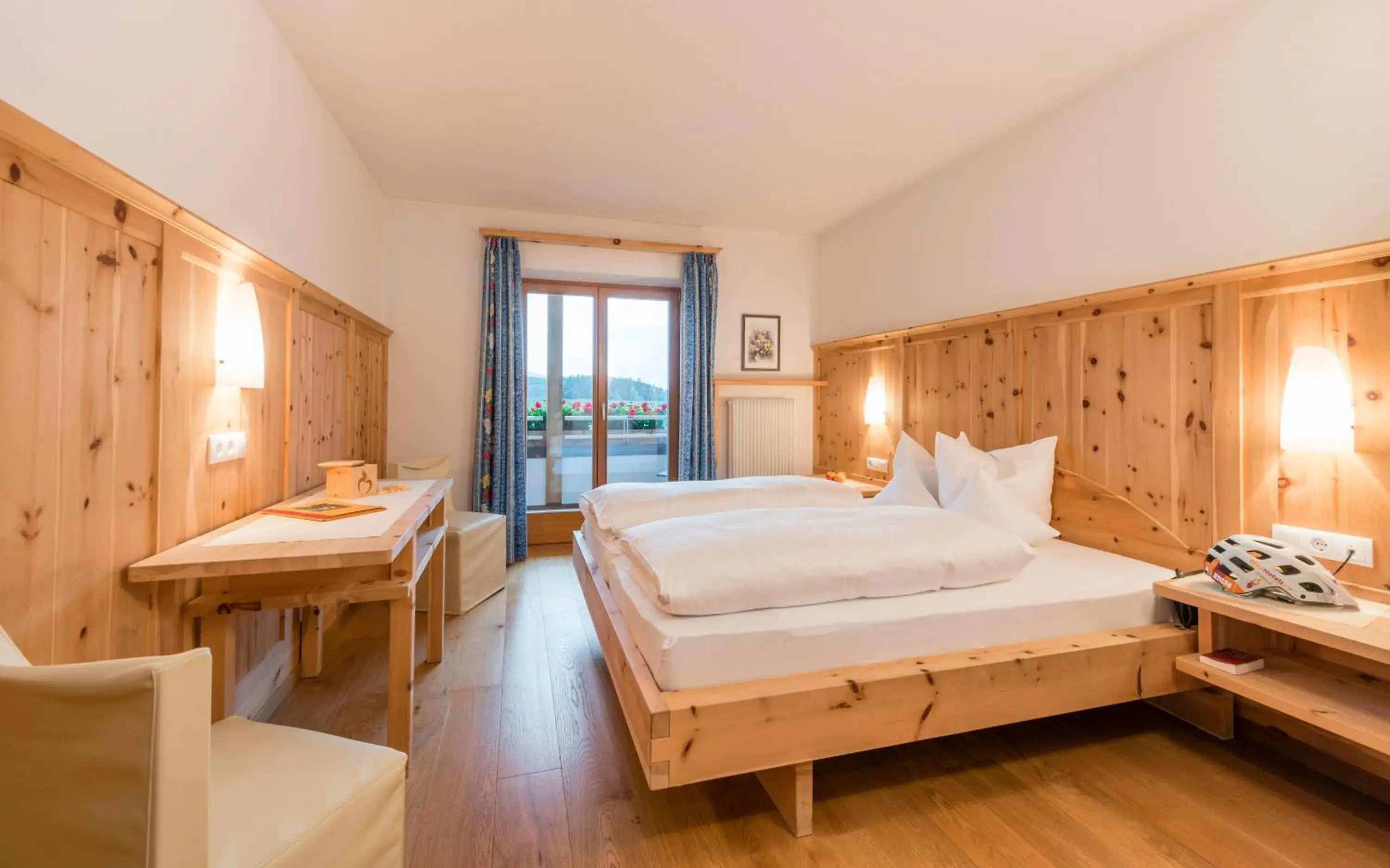 Double Room with Mountain View in Hotel Jonathan Double Room with Mountain View in Hotel Jonathan