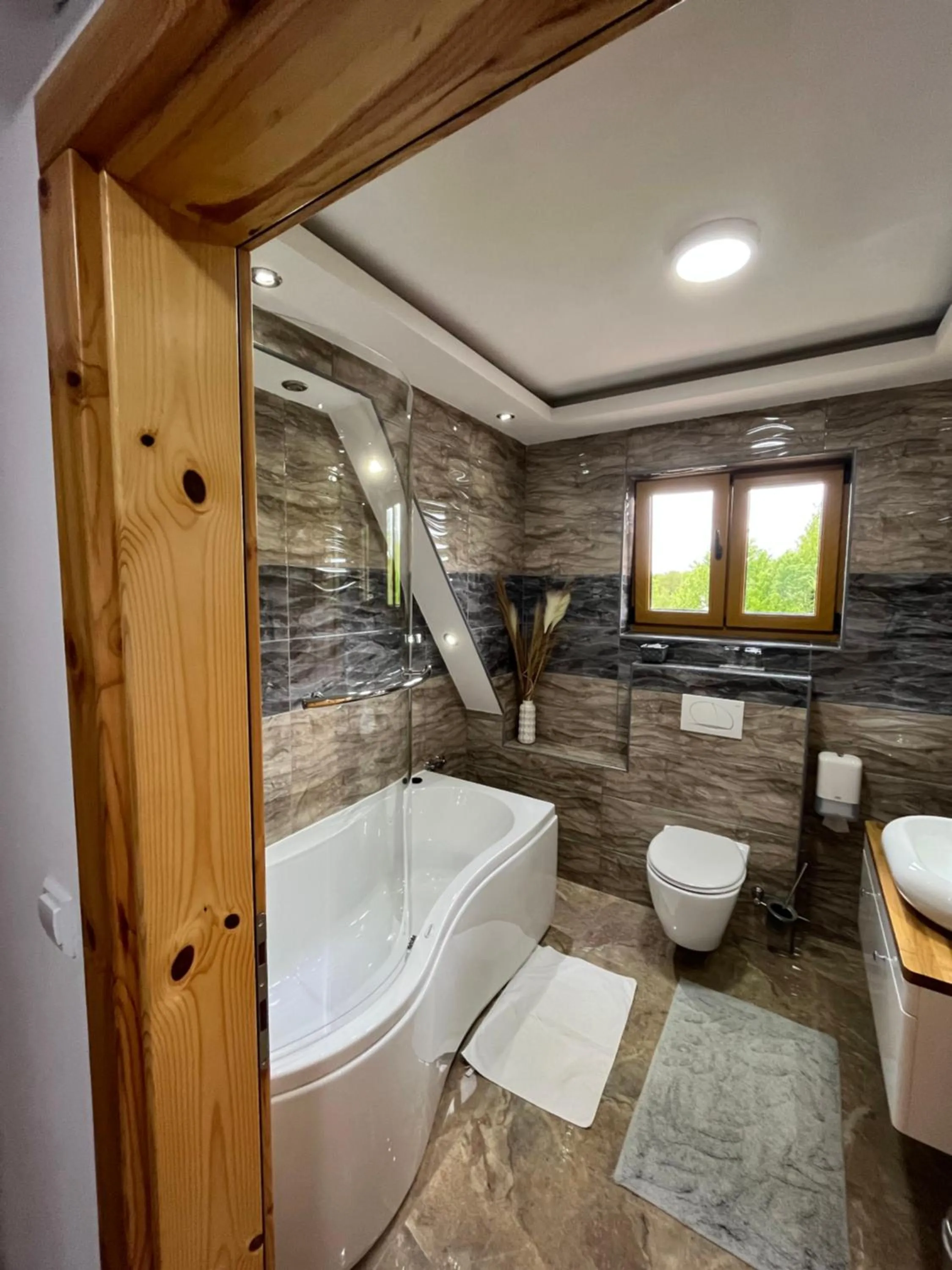 Bath in Rustic Inn River