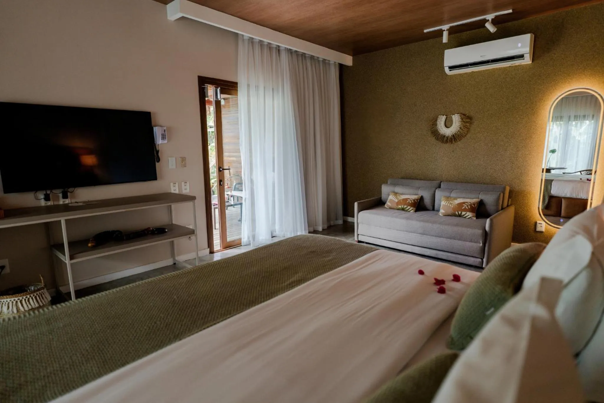 Bedroom, Bed in Dolphin Hotel