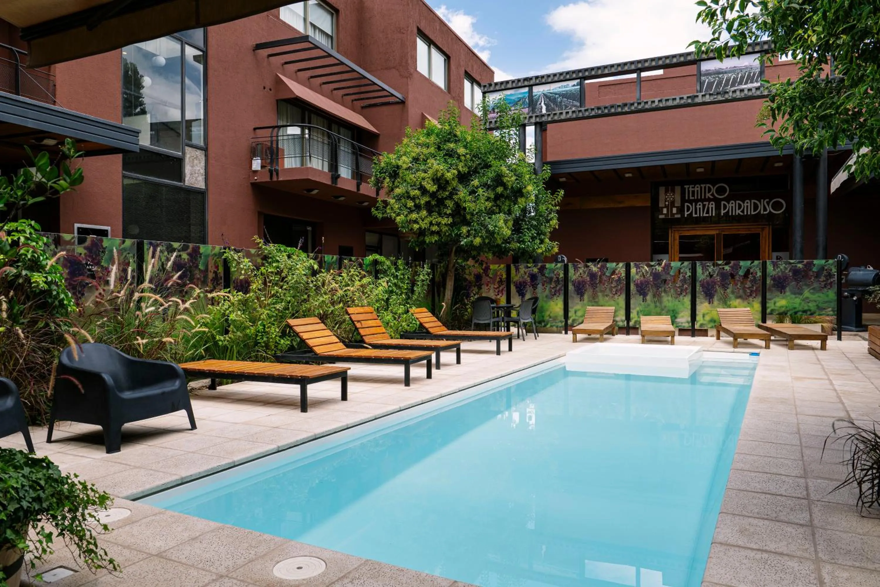 Swimming pool in Plaza Paradiso Petit Hotel