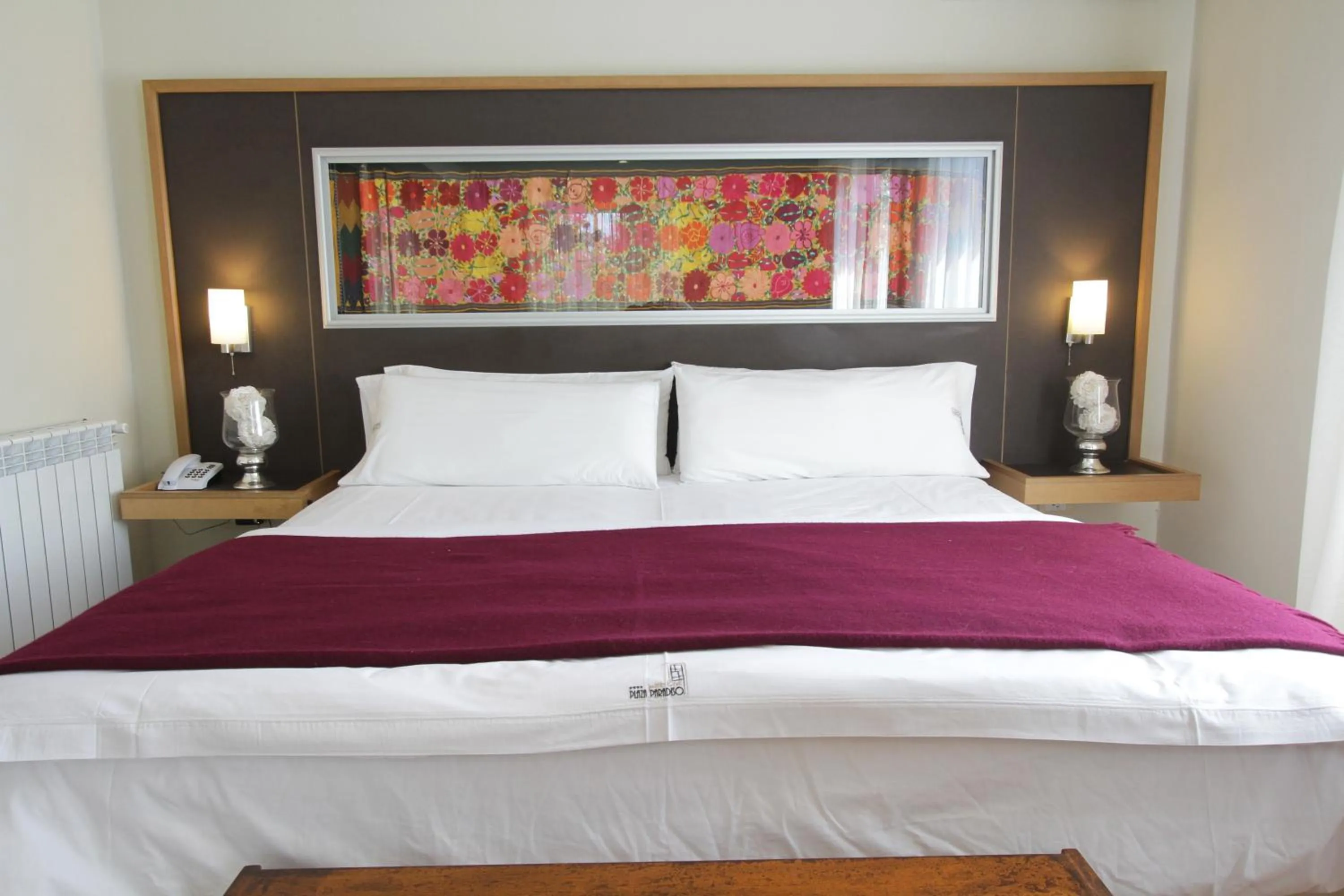 Bed in Plaza Paradiso Petit Hotel