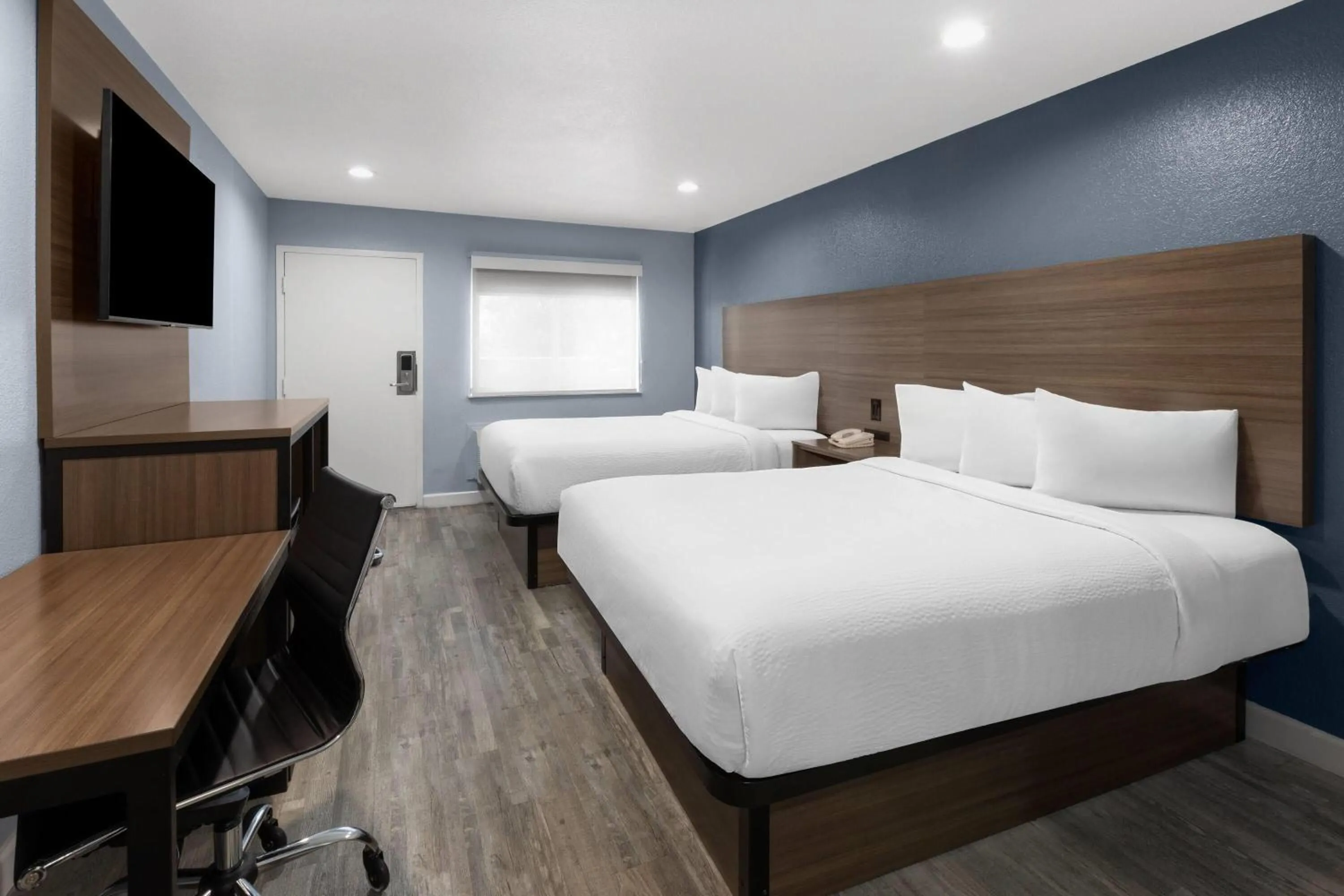 Photo of the whole room, Bed in Days Inn by Wyndham Arroyo Grande Pismo Beach