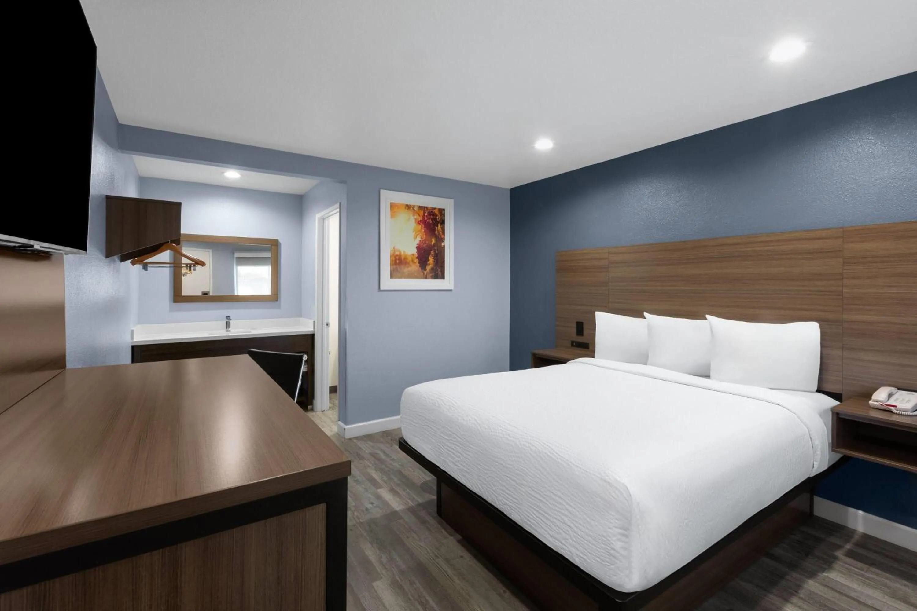 Photo of the whole room, Bed in Days Inn by Wyndham Arroyo Grande Pismo Beach