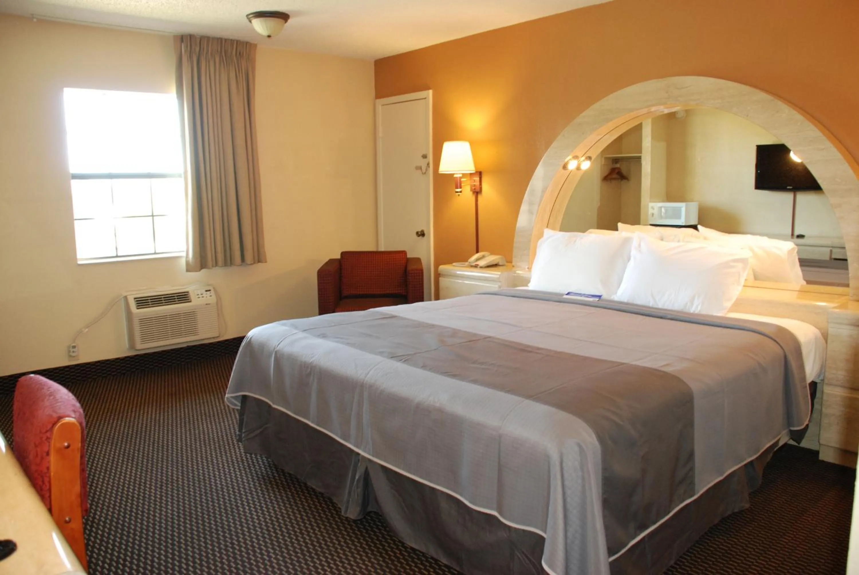 Photo of the whole room, Bed in Apple Tree Inn