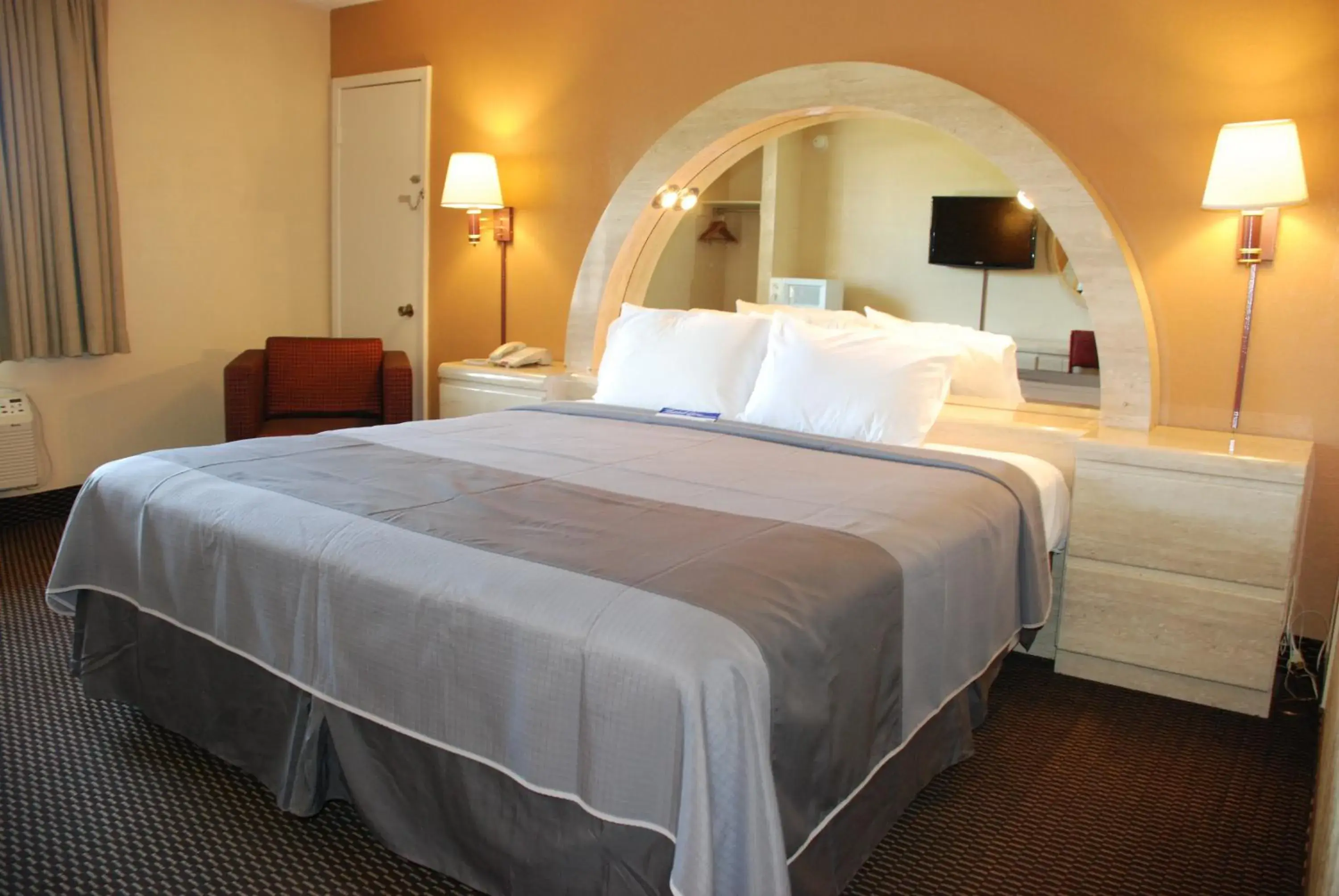 King Room - Smoking in Apple Tree Inn King Room - Smoking in Apple Tree Inn