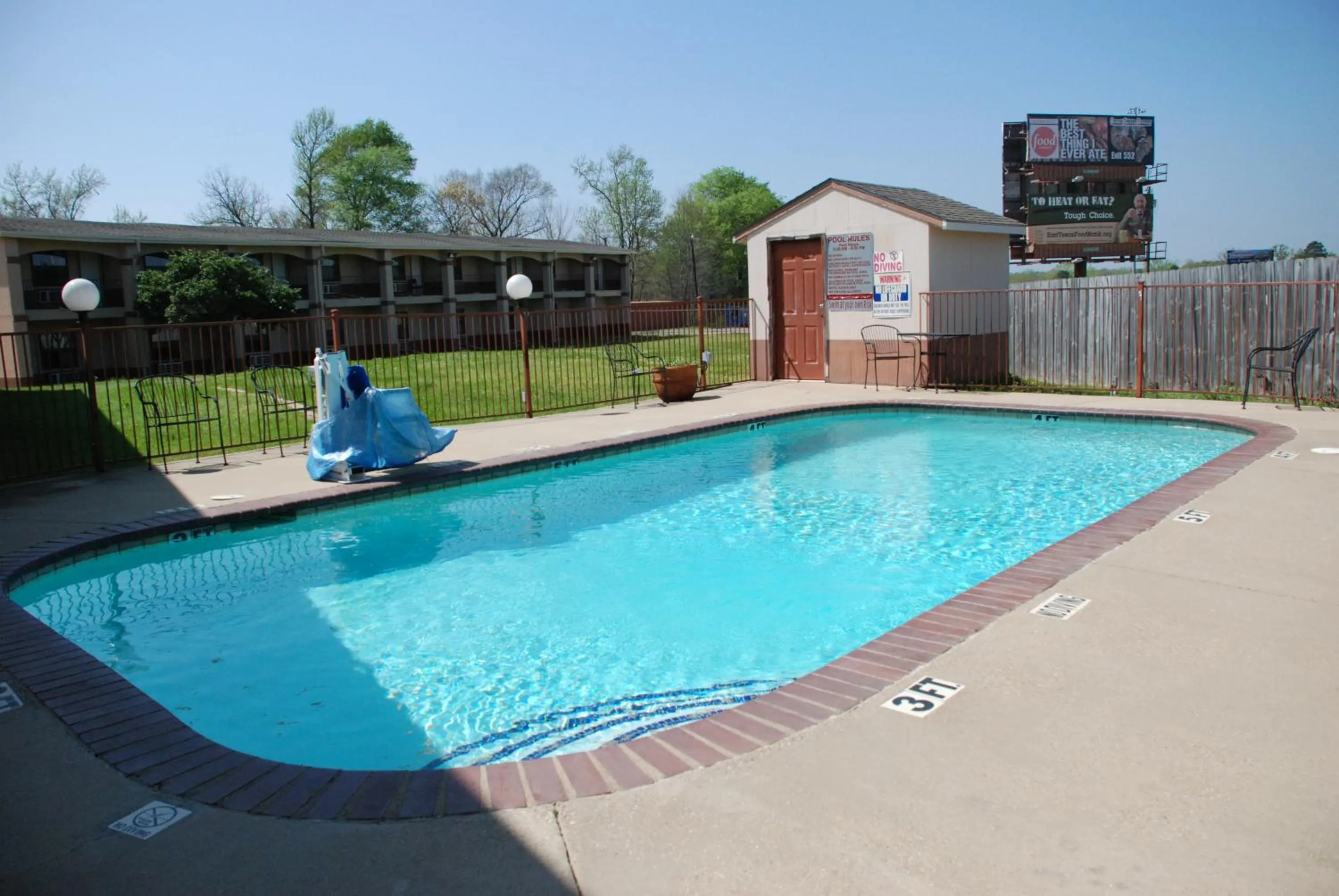 Swimming pool in Apple Tree Inn
