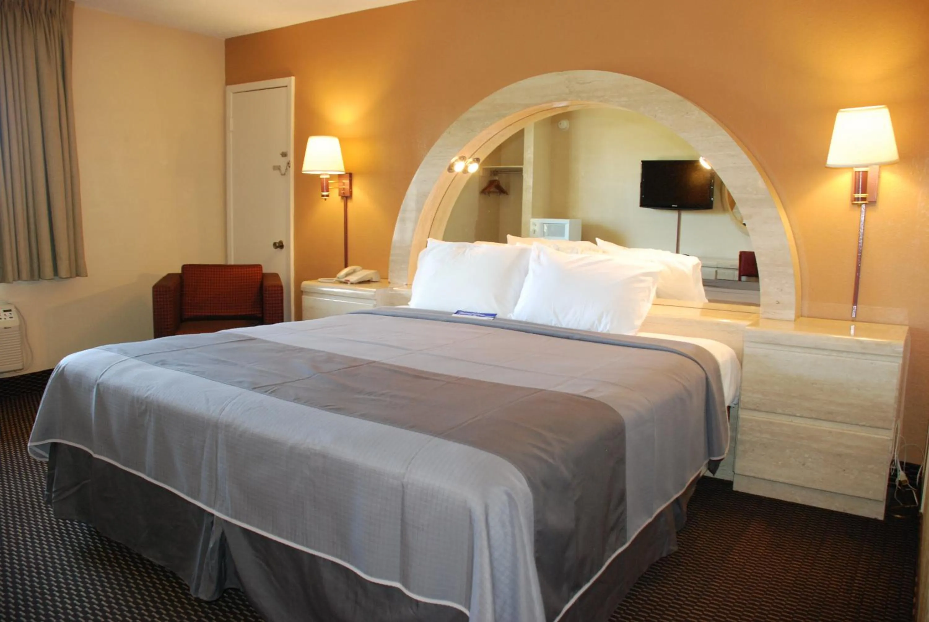 Photo of the whole room, Bed in Apple Tree Inn