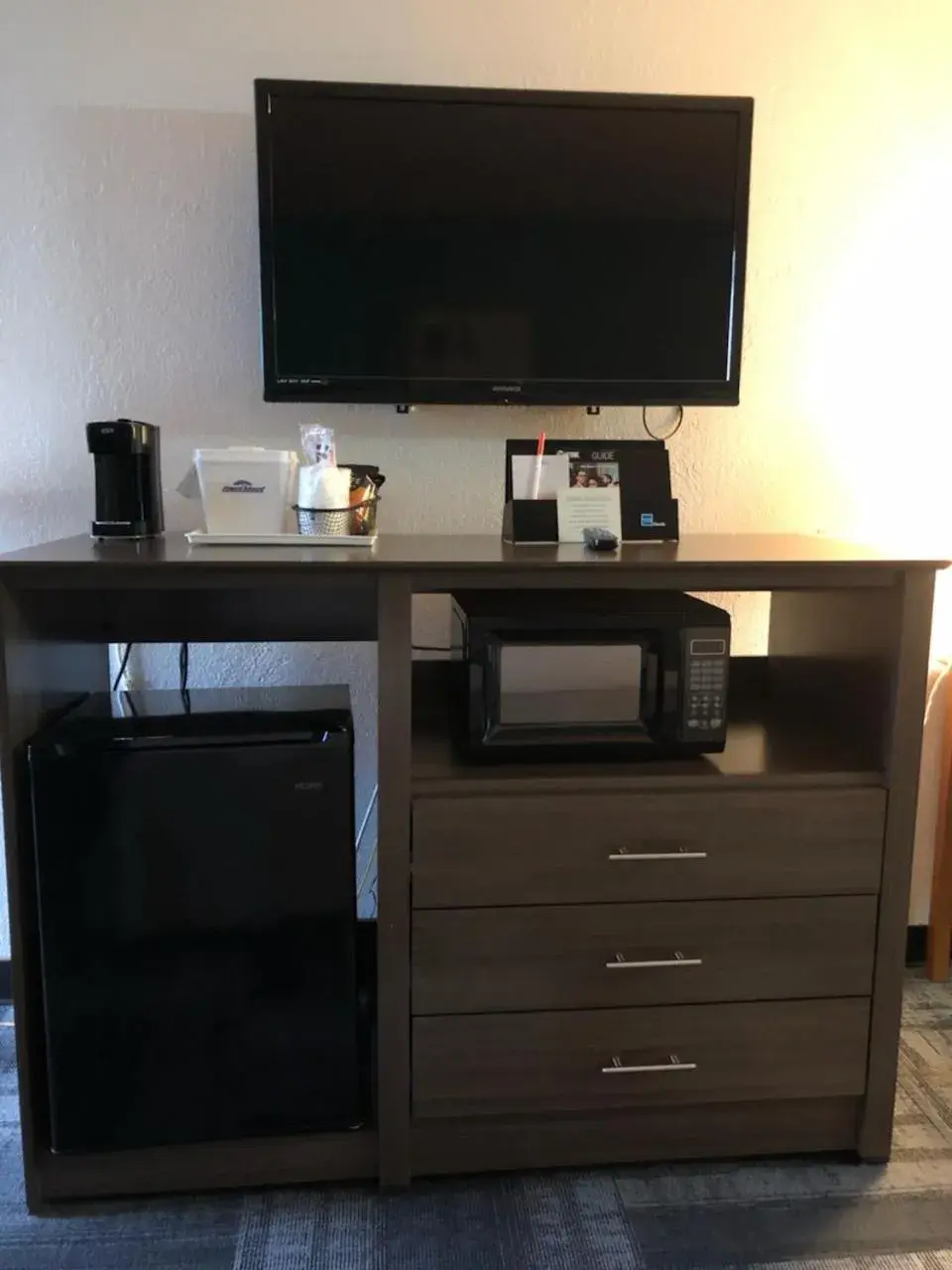 Queen Room - Non-Smoking in Howard Johnson by Wyndham Winter Haven FL Queen Room - Non-Smoking in Howard Johnson by Wyndham Winter Haven FL