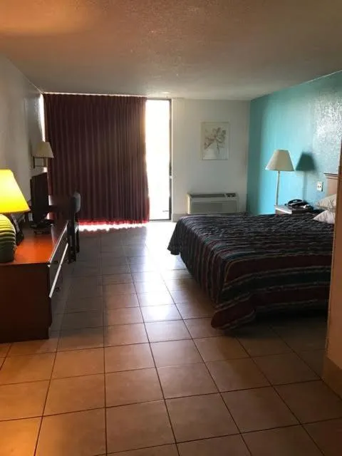 Bedroom, Bed in Howard Johnson by Wyndham Winter Haven FL