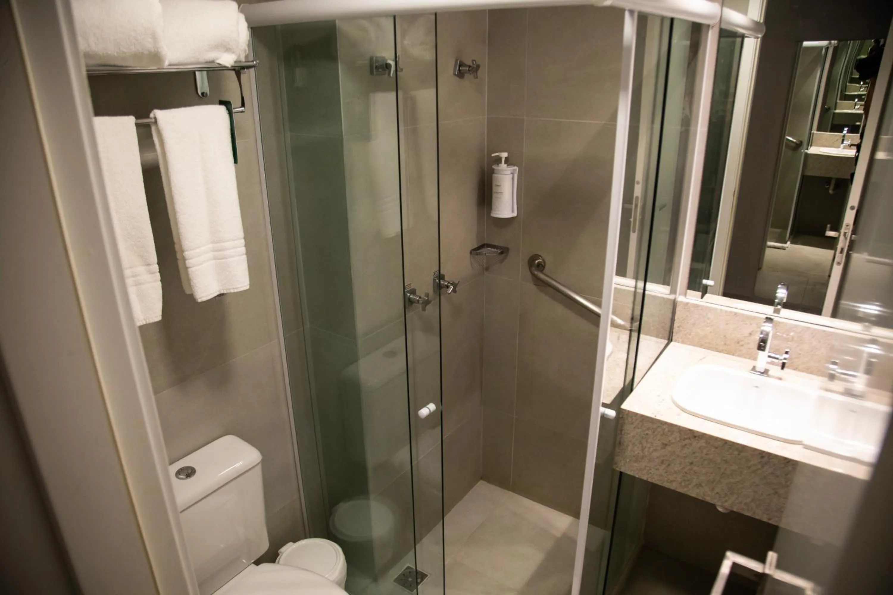 Toilet in Quality Suítes João Pessoa