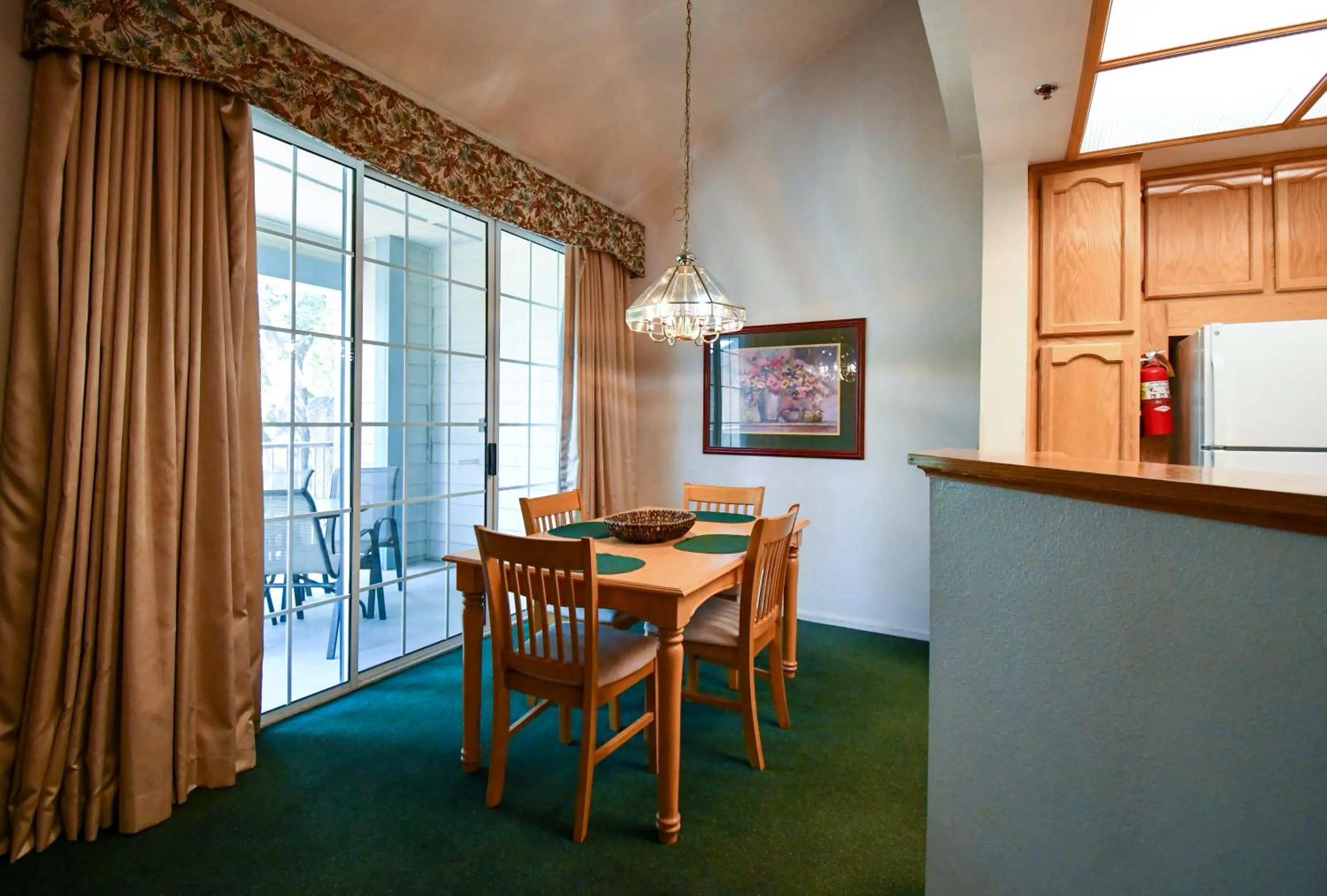Dining area in North Bay At Lake Arrowhead