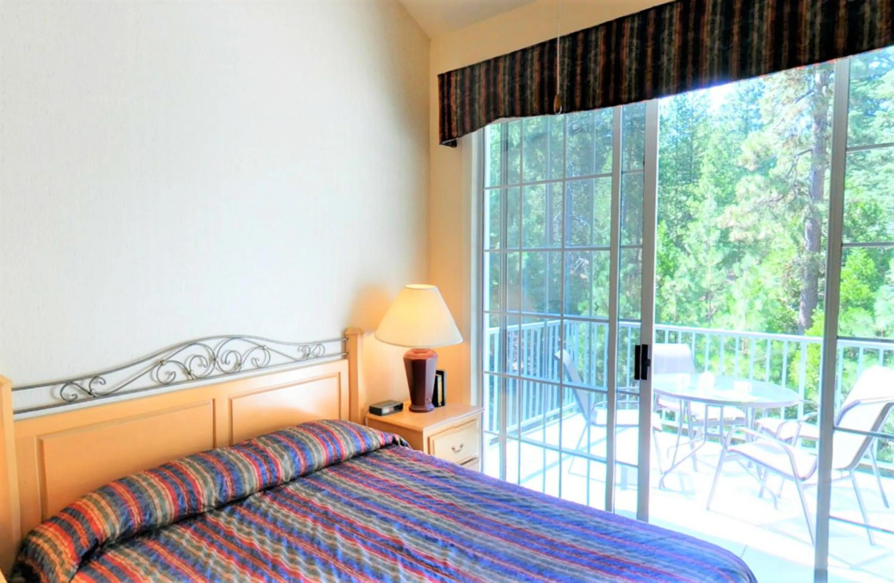 Bed in North Bay At Lake Arrowhead