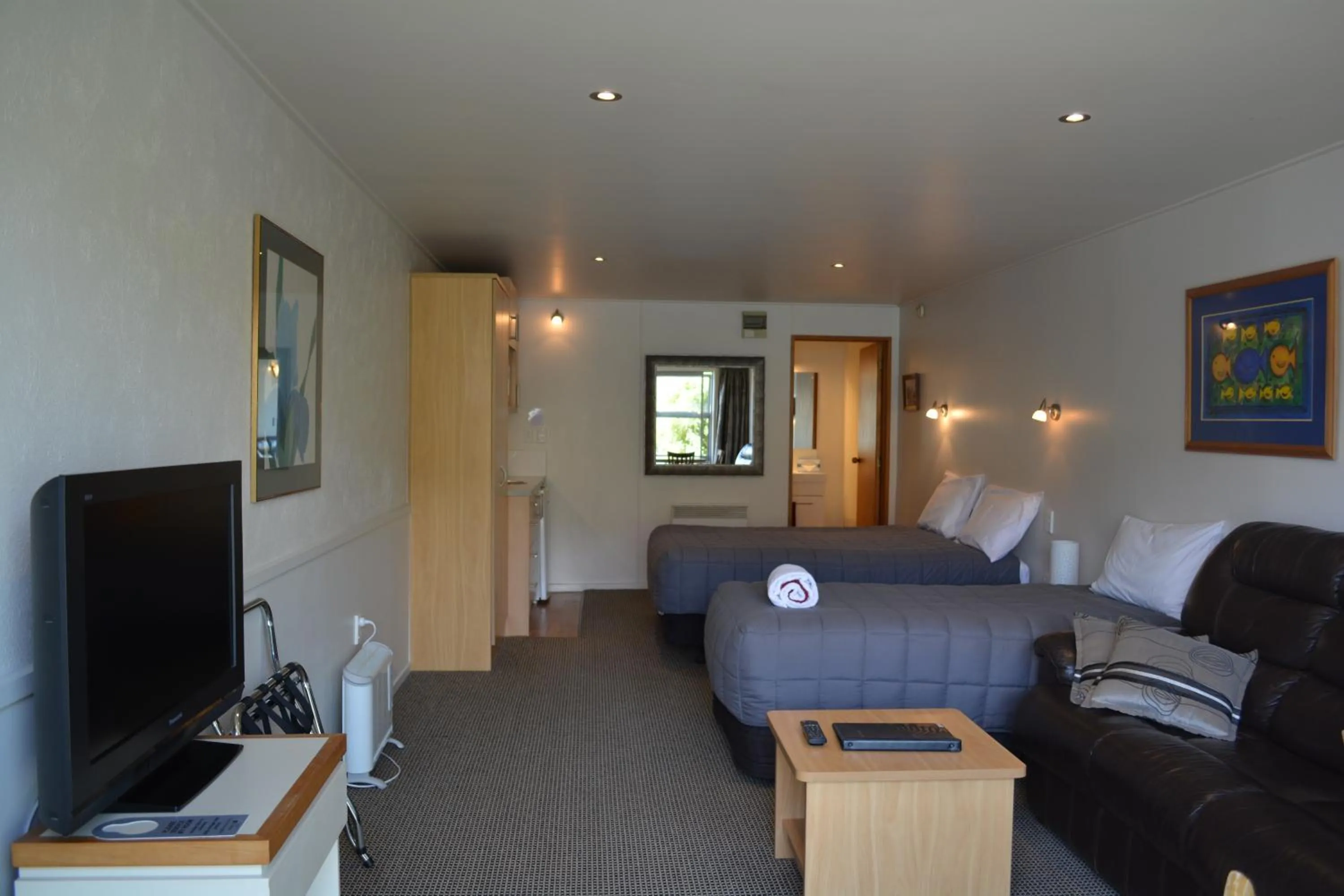 Photo of the whole room, Seating Area in Lakeview Motel