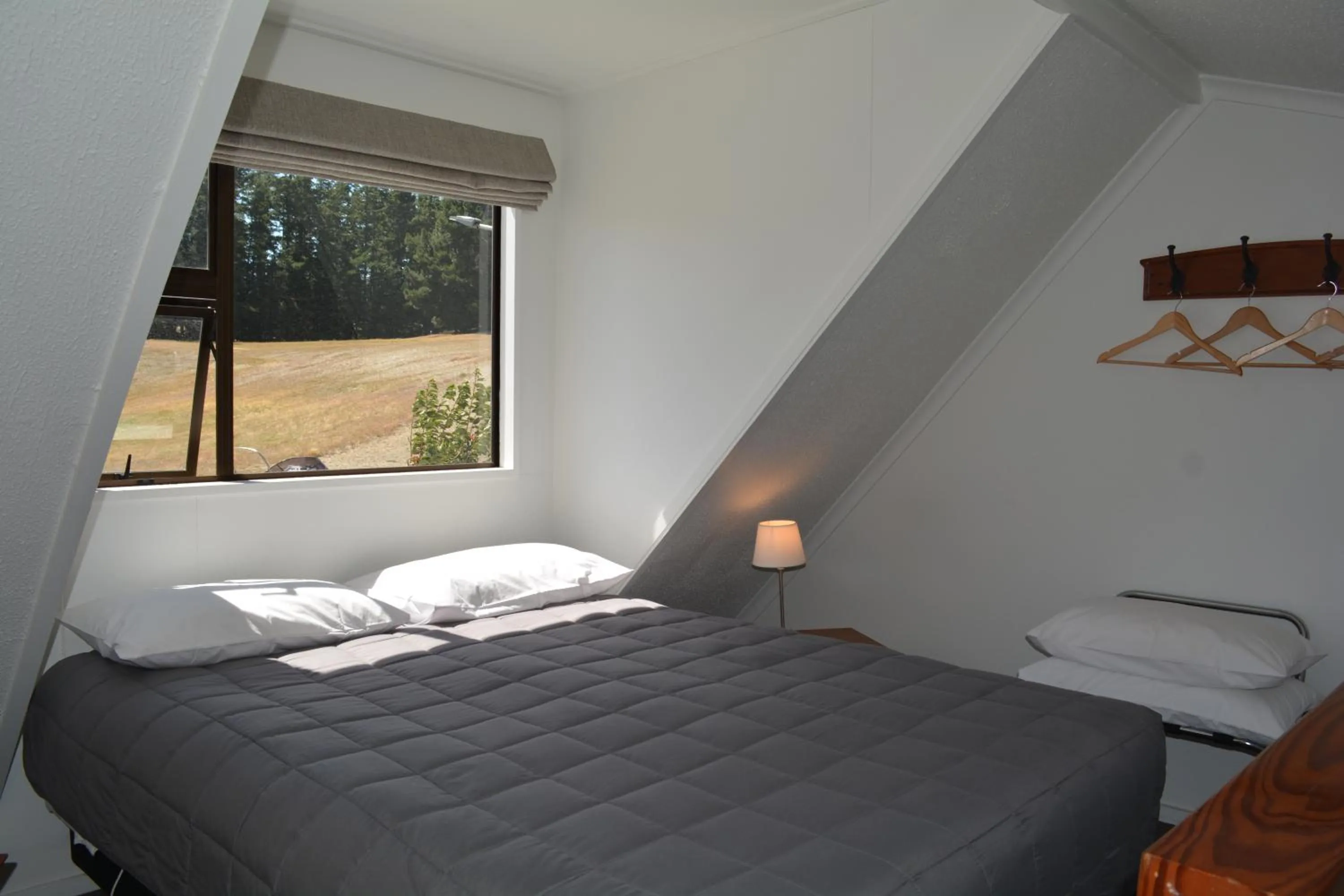 Bedroom in Lakeview Motel