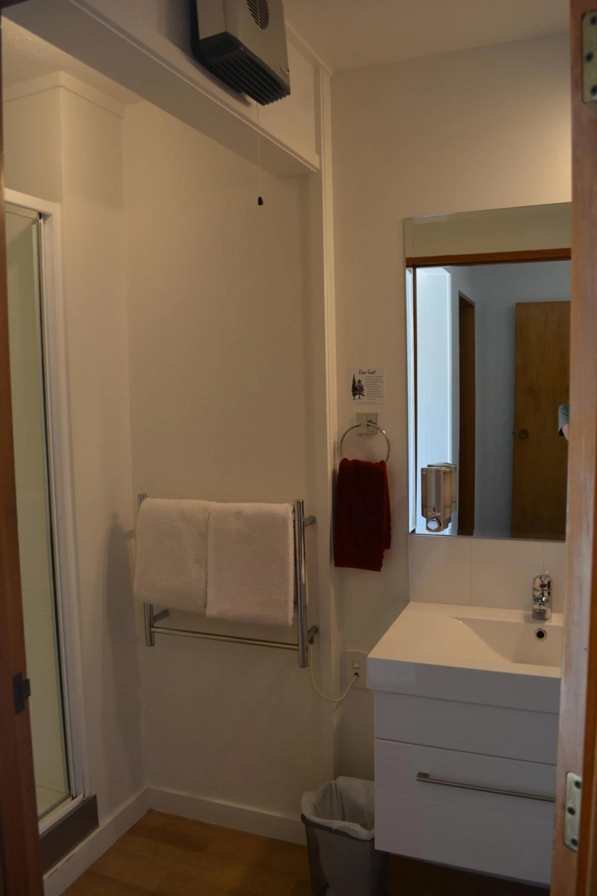 Bathroom in Lakeview Motel