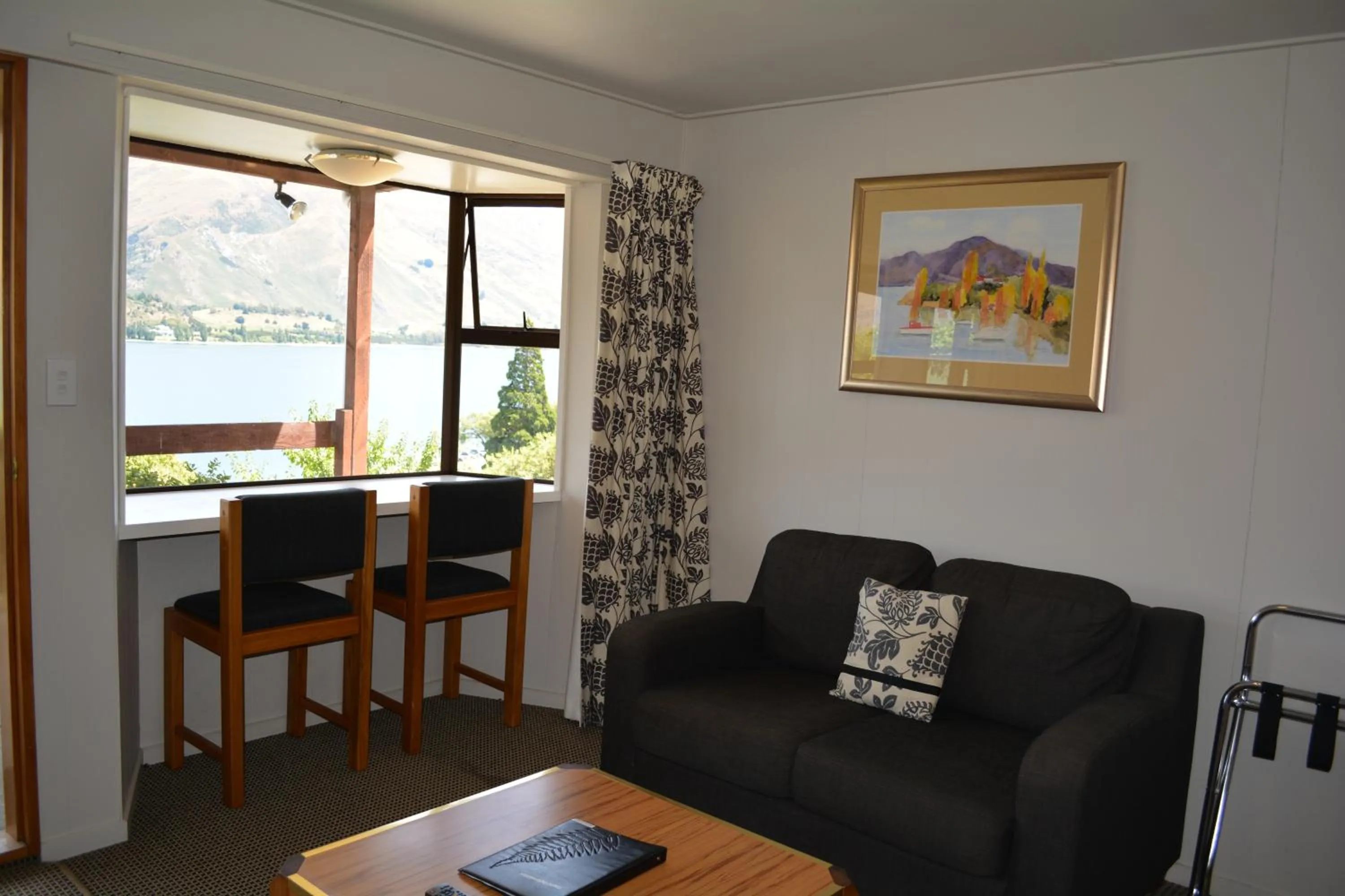 Living room, Seating Area in Lakeview Motel