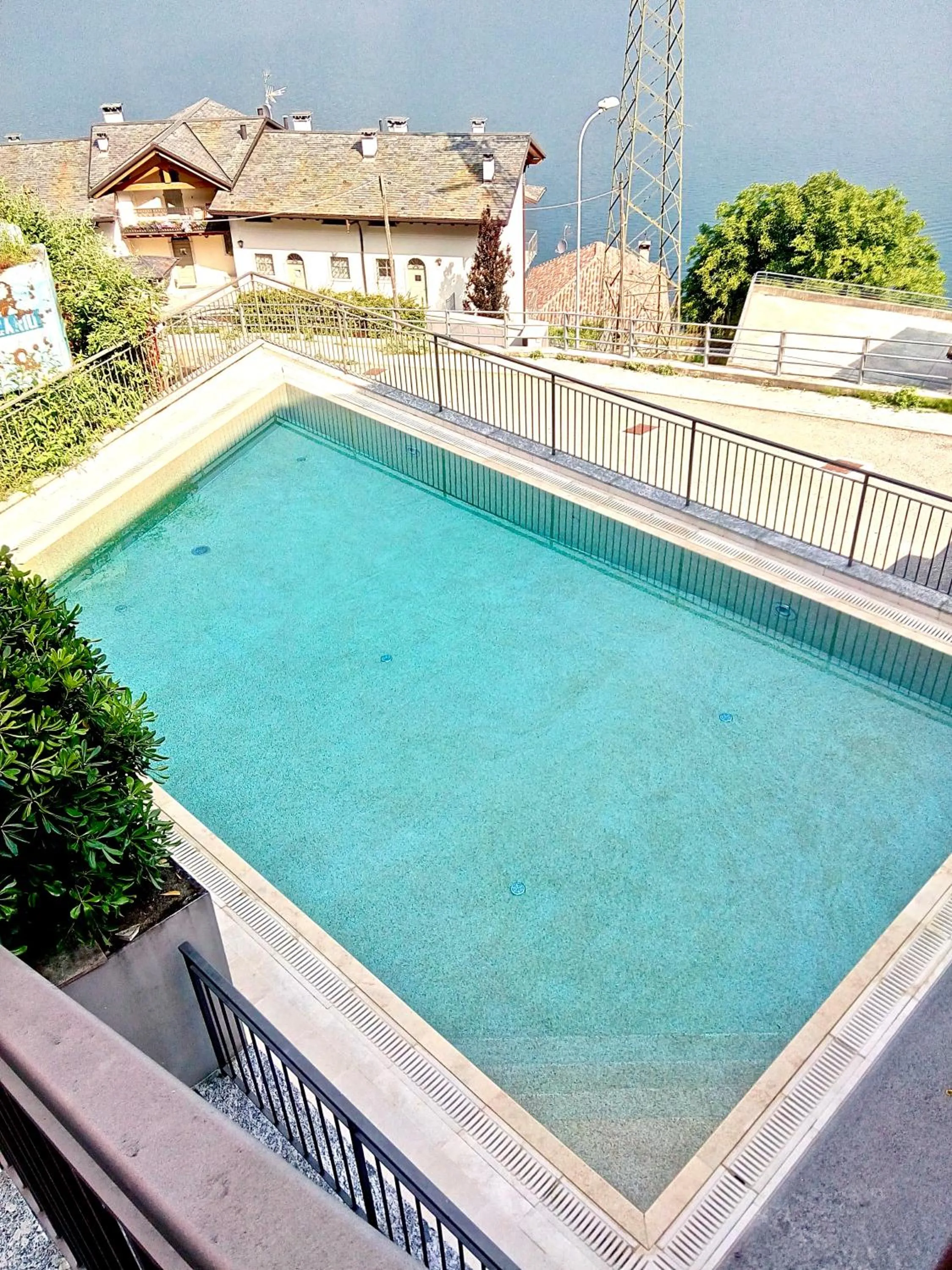 Swimming pool in LA VISTA by Design Studio