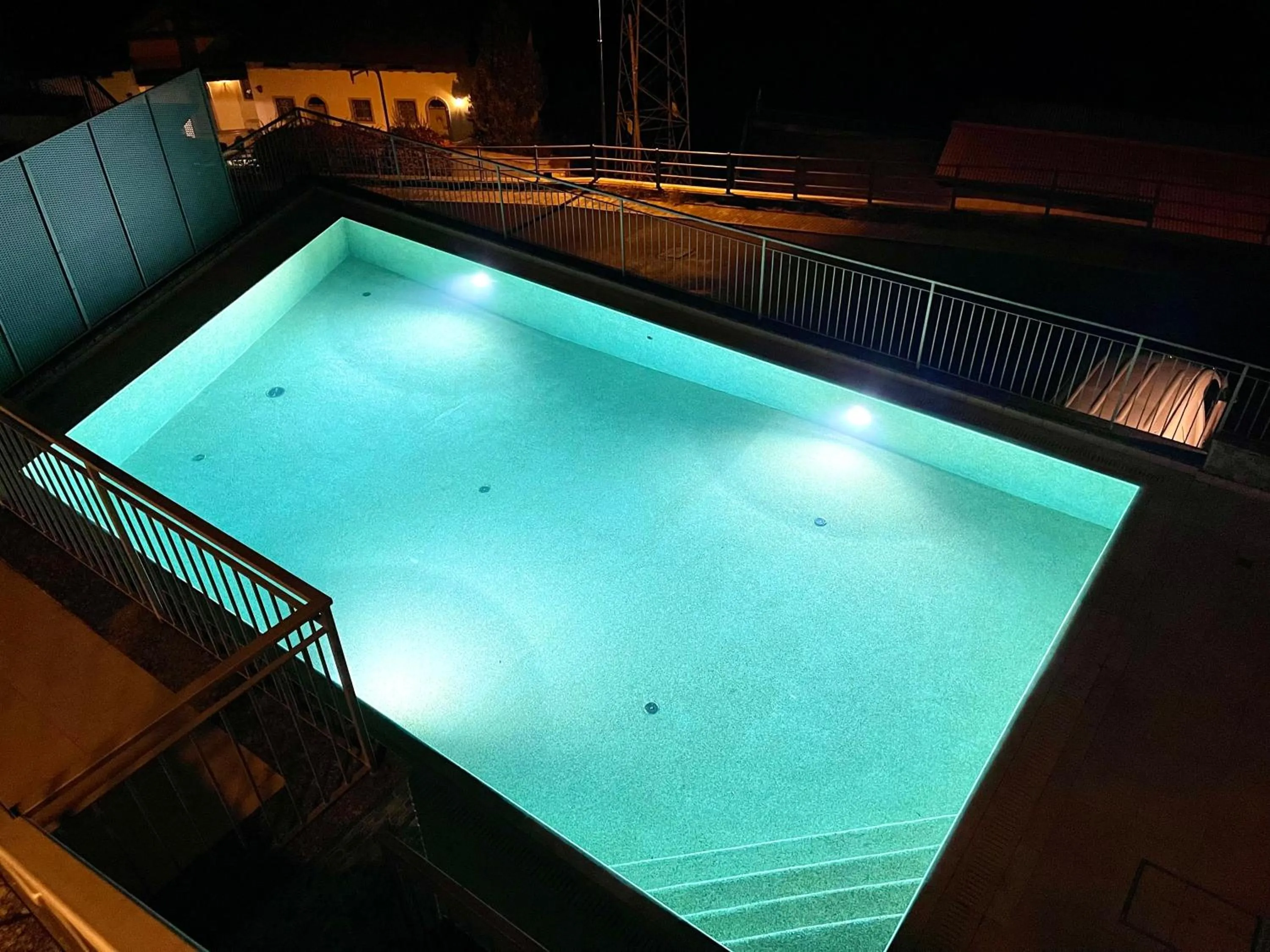 Swimming pool in LA VISTA by Design Studio
