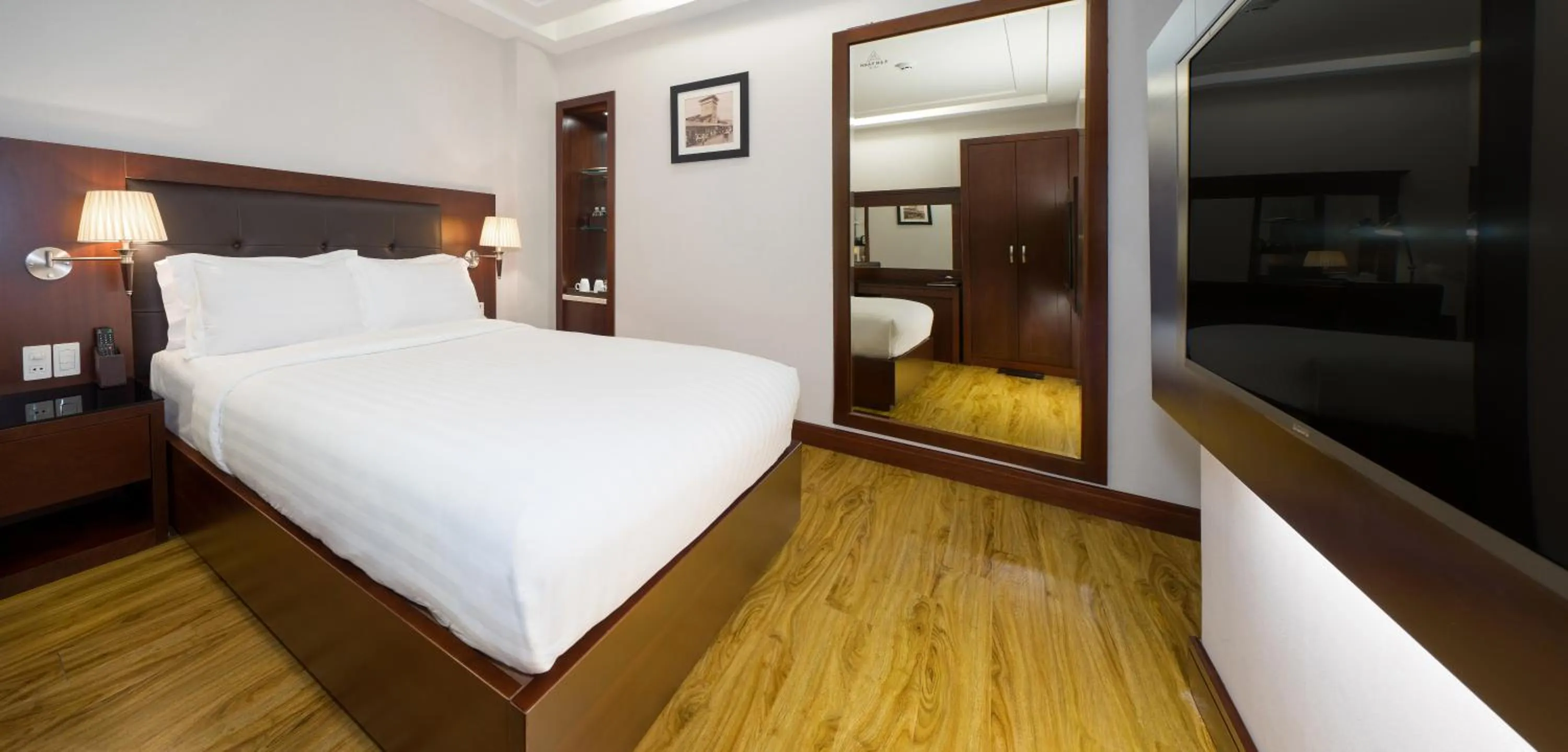 Photo of the whole room, Bed in Nhat Ha L’Opera Hotel