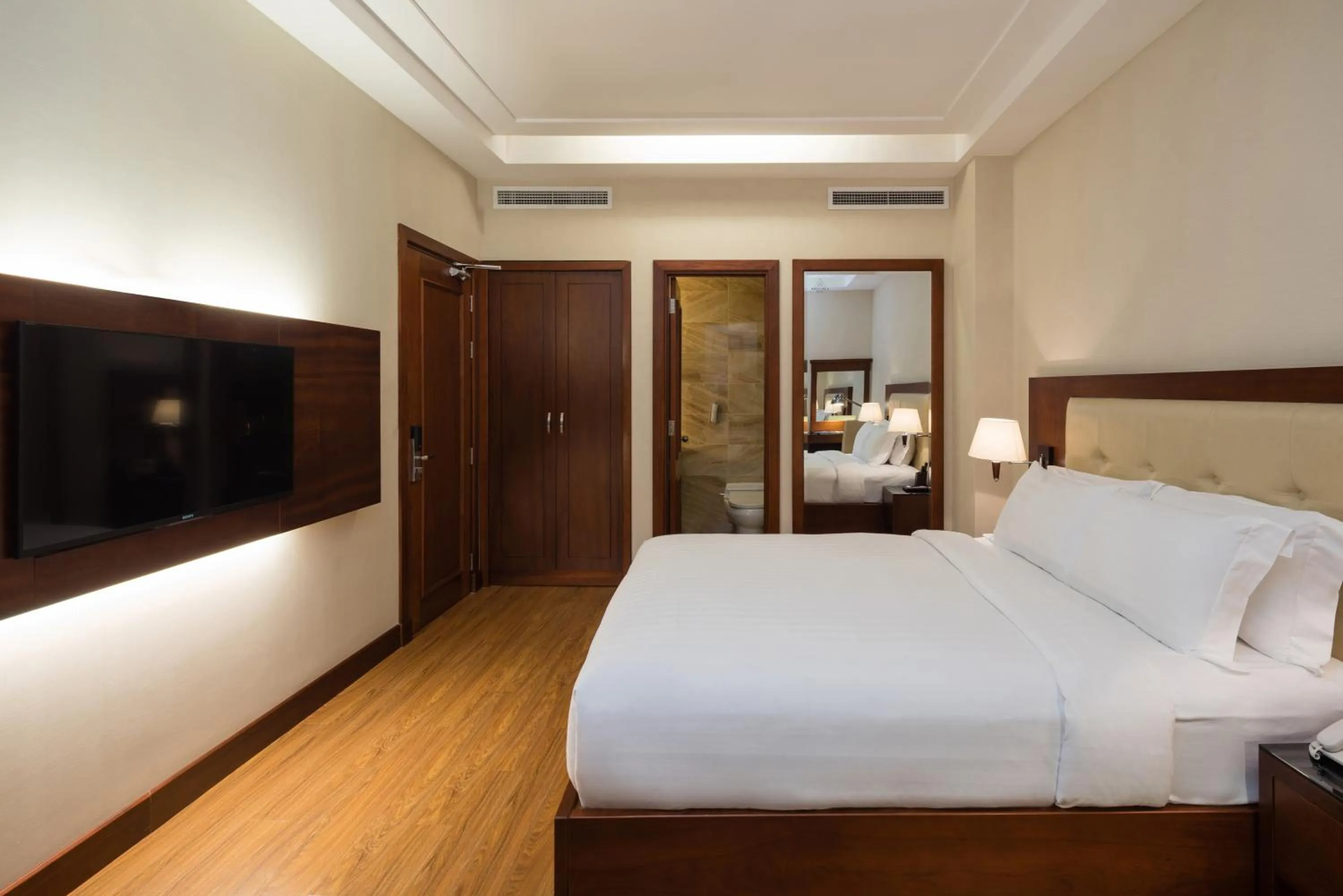 Photo of the whole room, Bed in Nhat Ha L’Opera Hotel