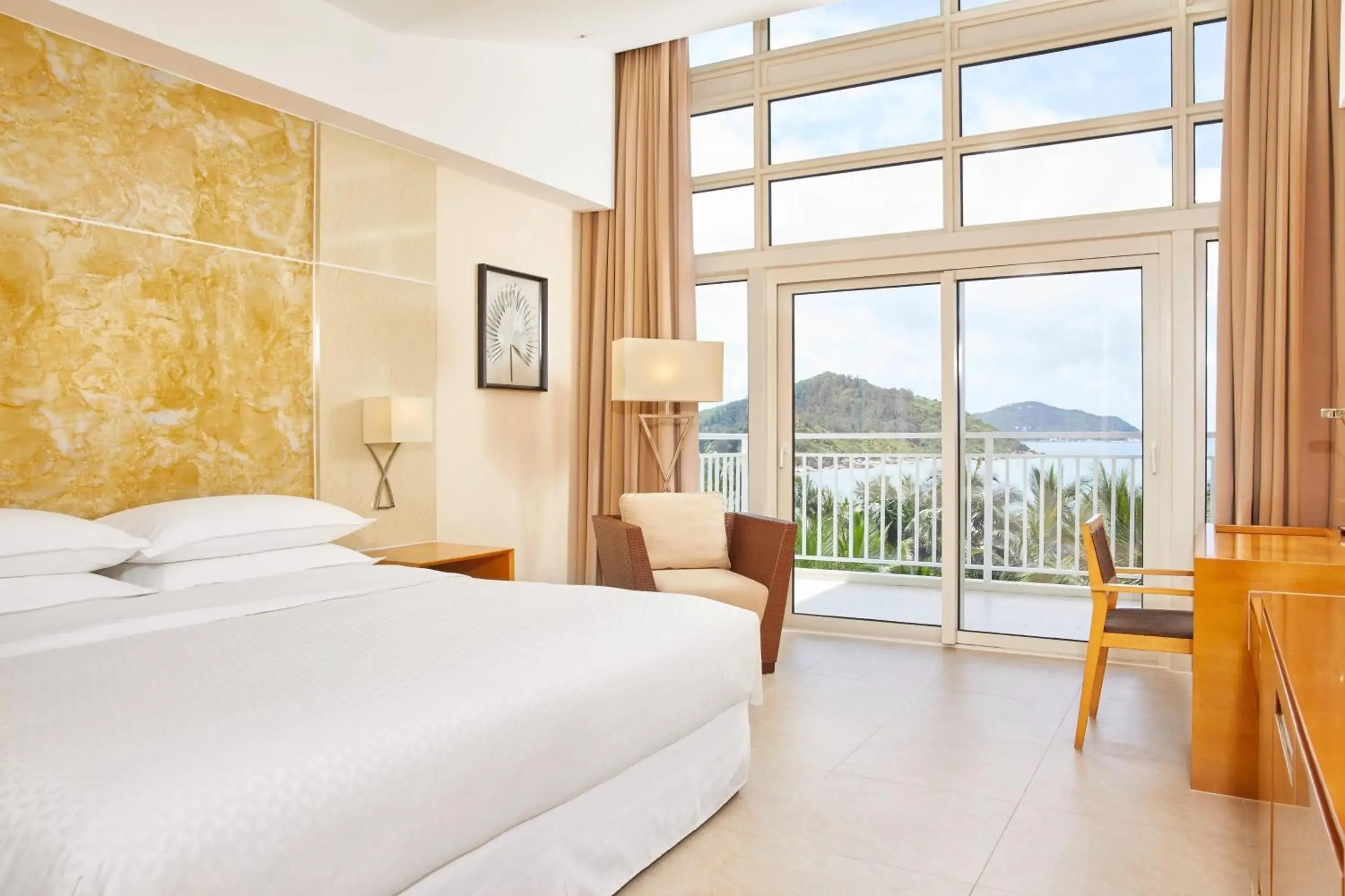 Guest room, 1 King, Partial ocean view, Balcony in Four Points by Sheraton Shenzhou Peninsula Resort Guest room, 1 King, Partial ocean view, Balcony in Four Points by Sheraton Shenzhou Peninsula Resort