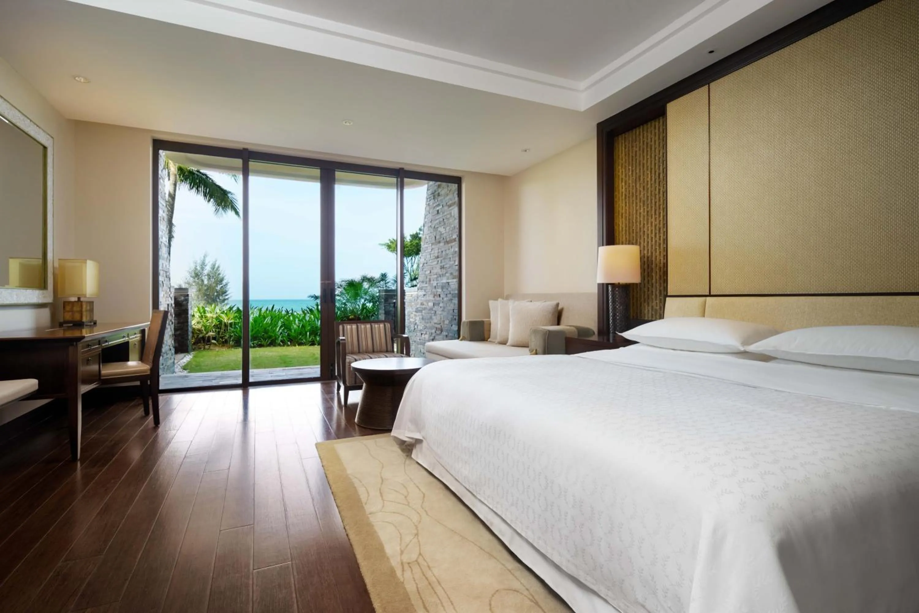 Bed in Sheraton Shenzhou Peninsula Resort