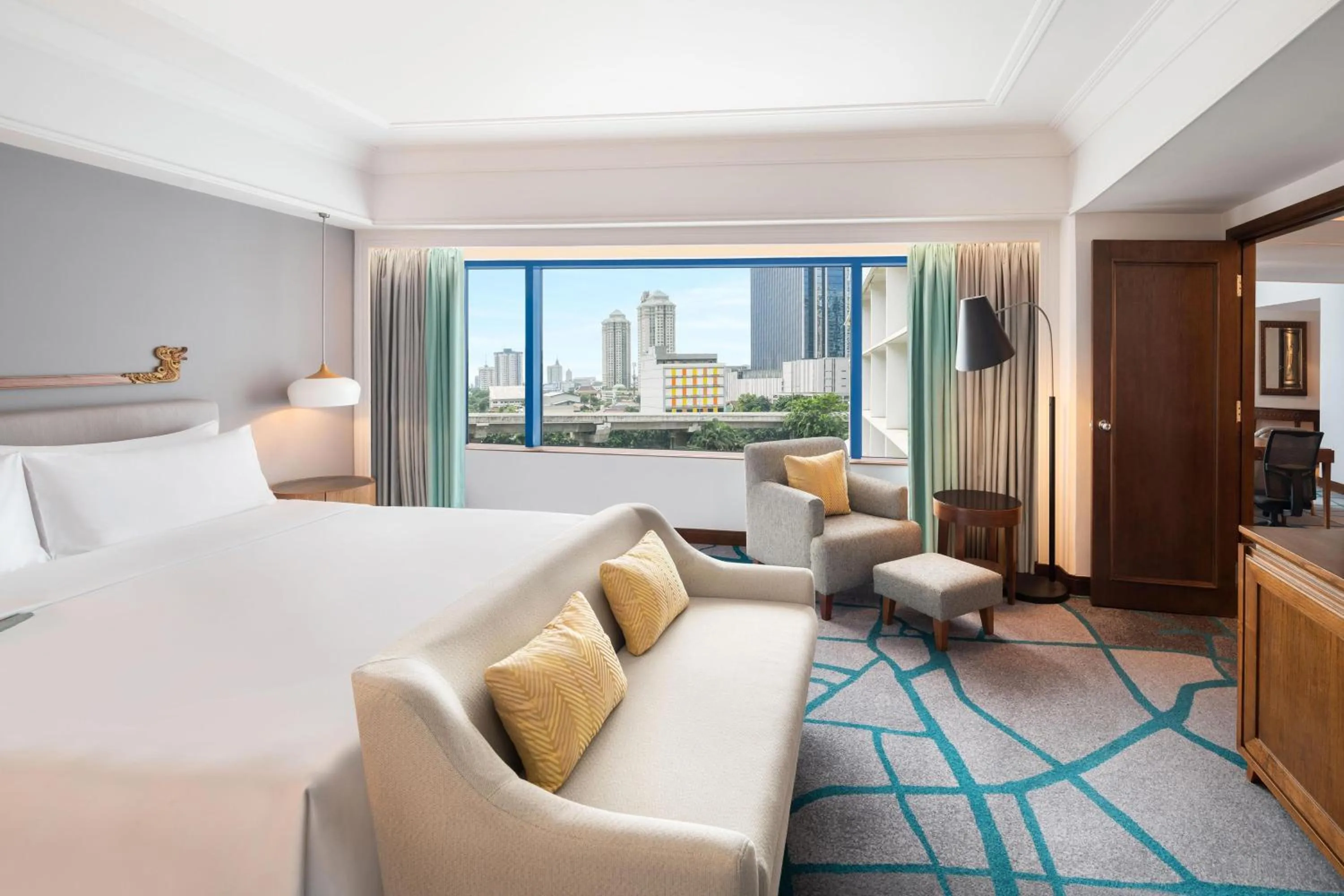 Photo of the whole room, Bed in Le Meridien Jakarta