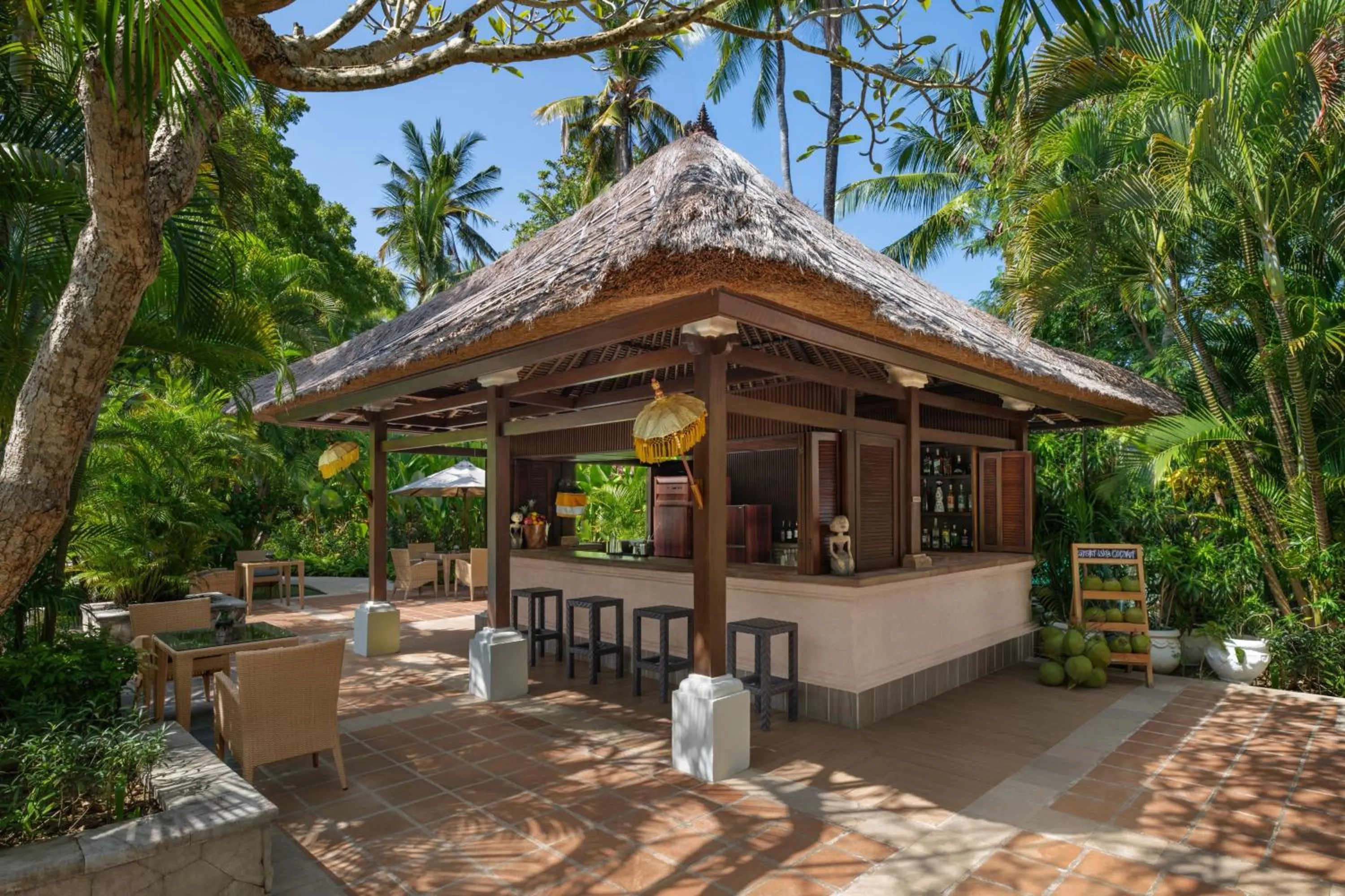 Lounge or bar in The Laguna, A Luxury Collection Resort & Spa, Nusa Dua, Bali