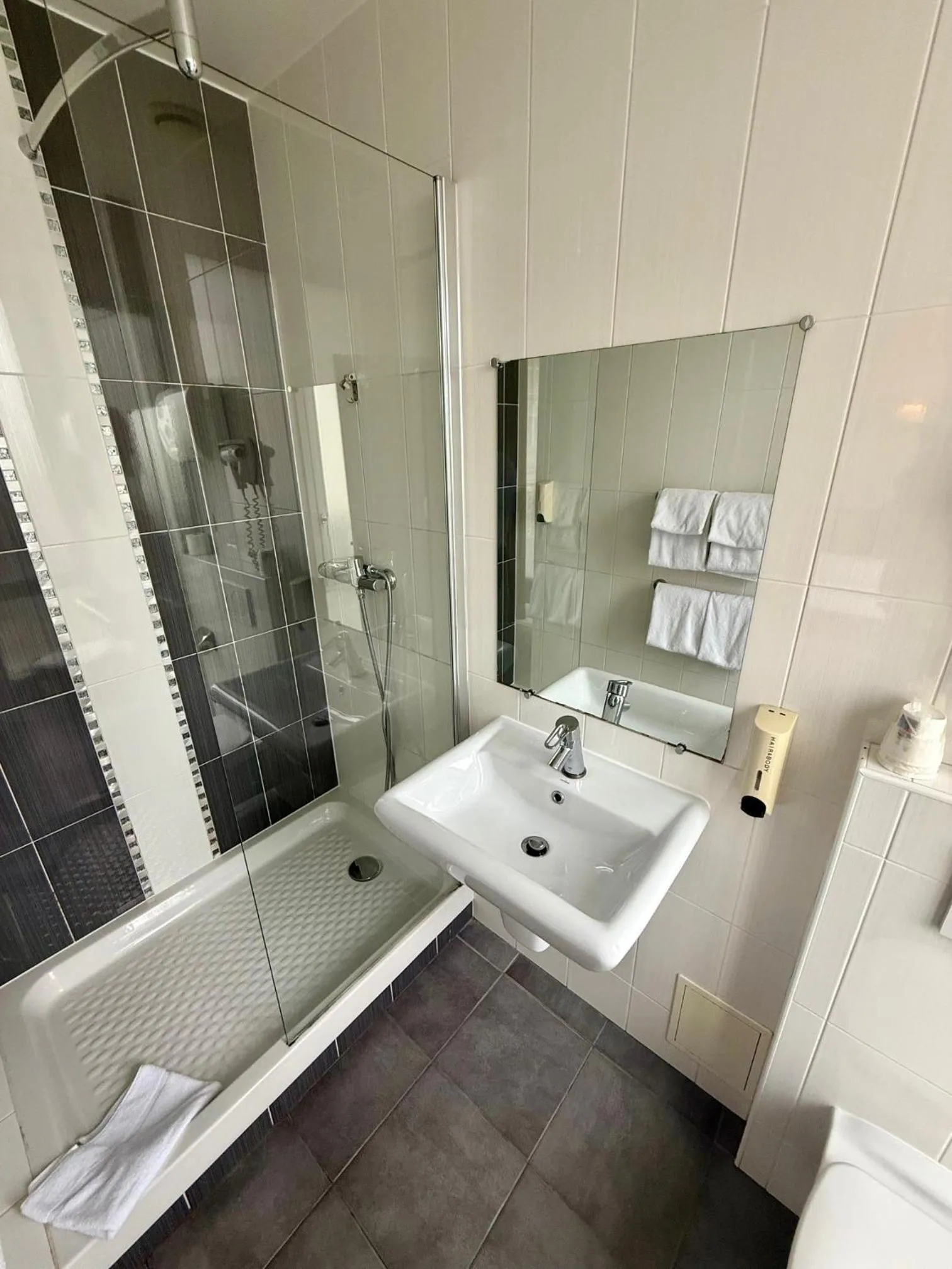 Shower in Hotel Richmond Gare du Nord