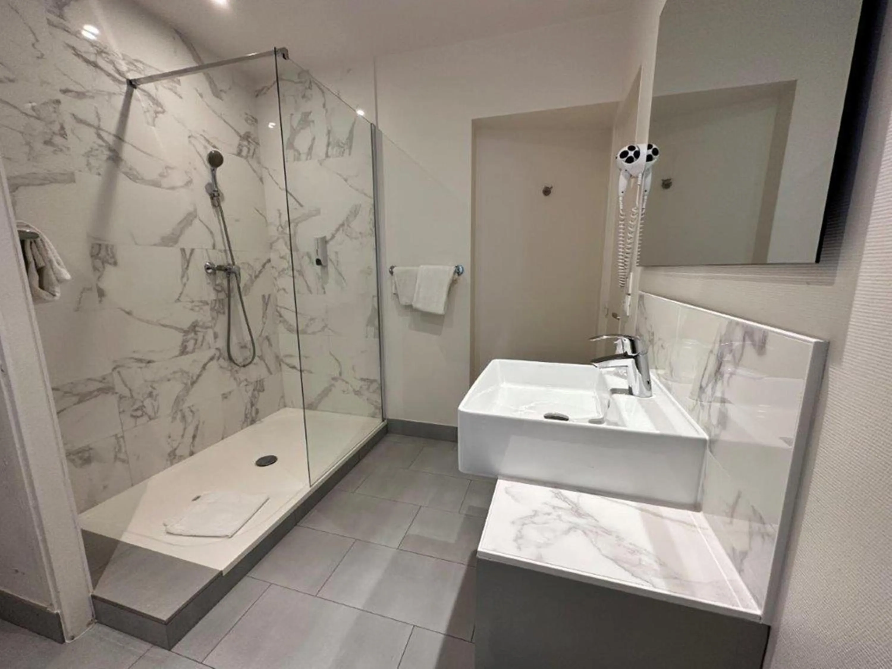 Bathroom in Hotel Richmond Gare du Nord