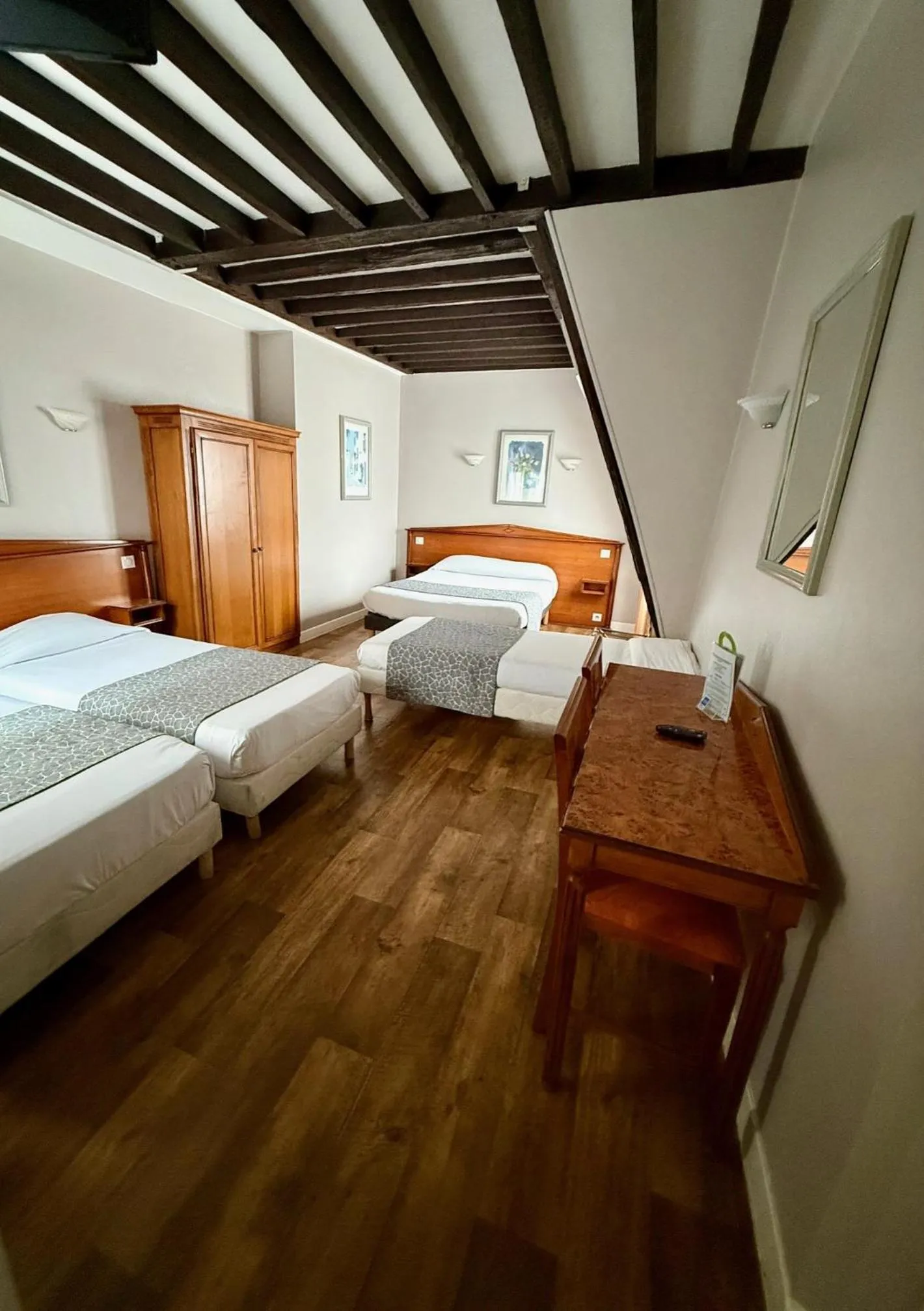 Bed in Hotel Richmond Gare du Nord