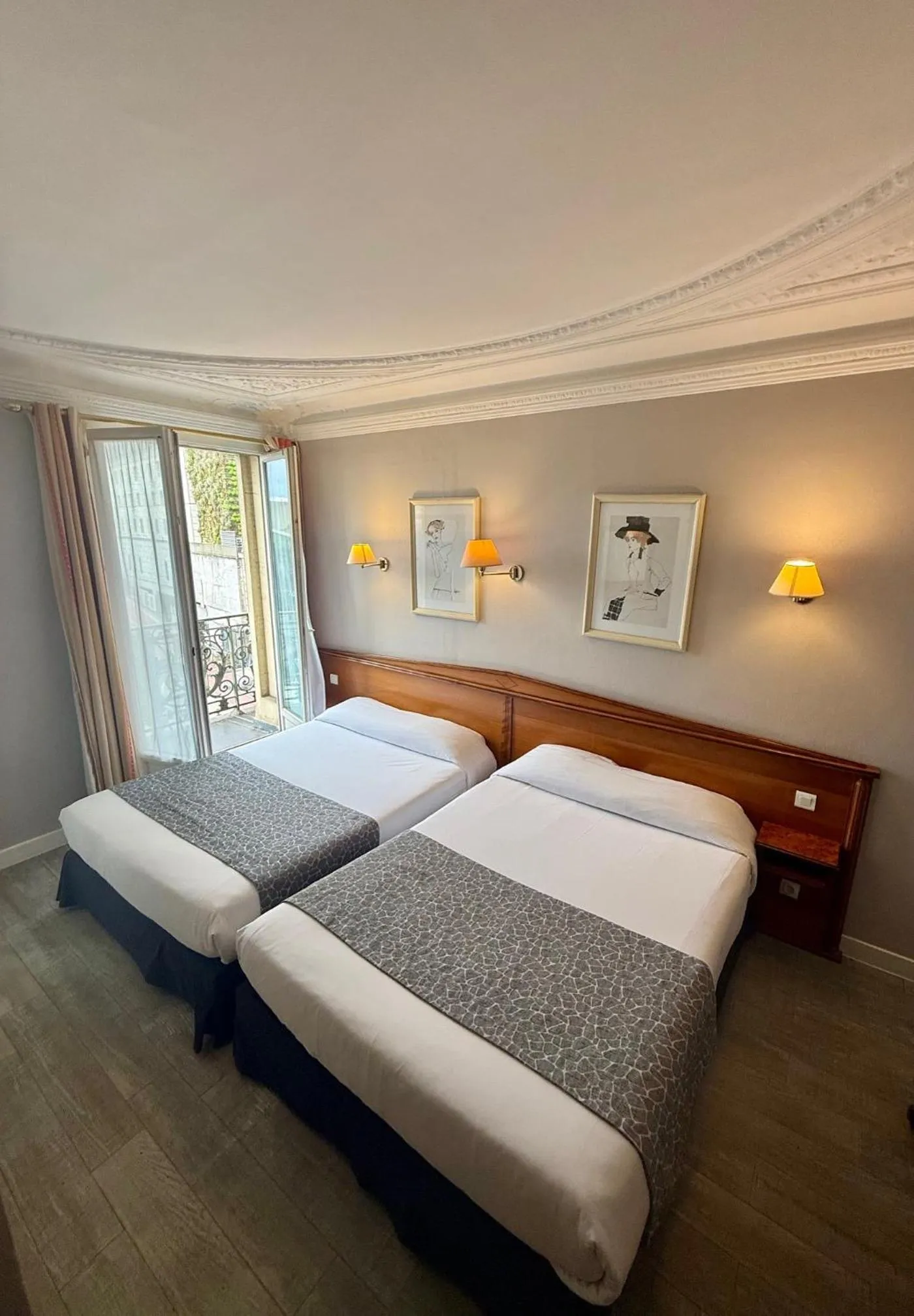 Bed in Hotel Richmond Gare du Nord