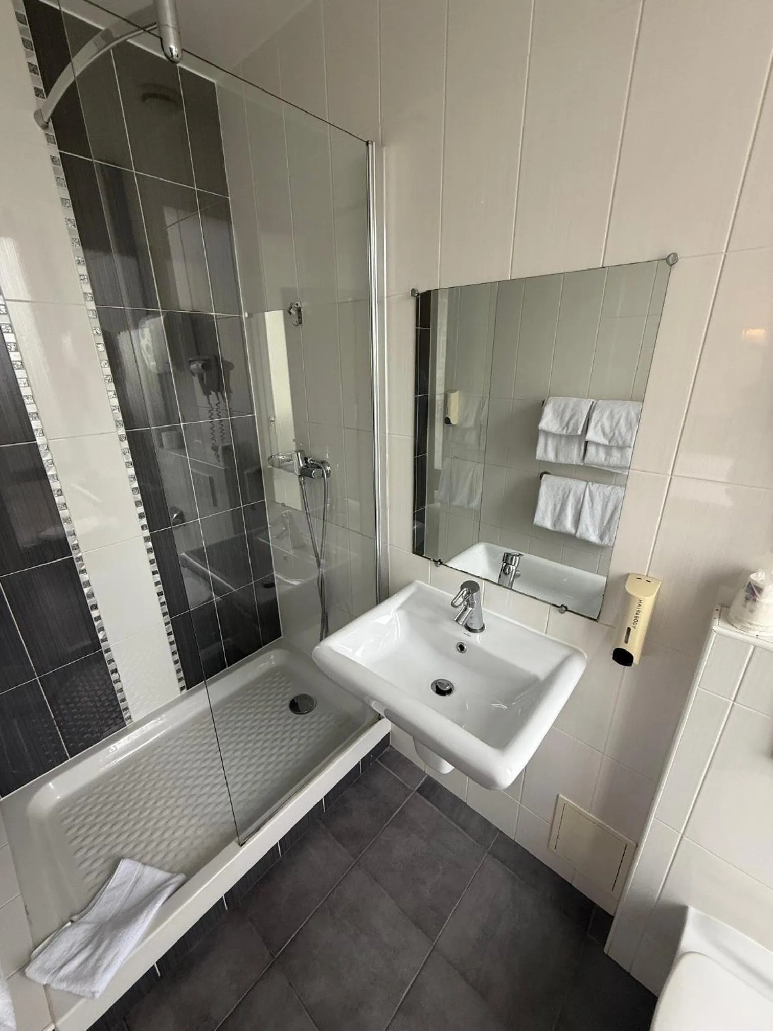 Shower in Hotel Richmond Gare du Nord